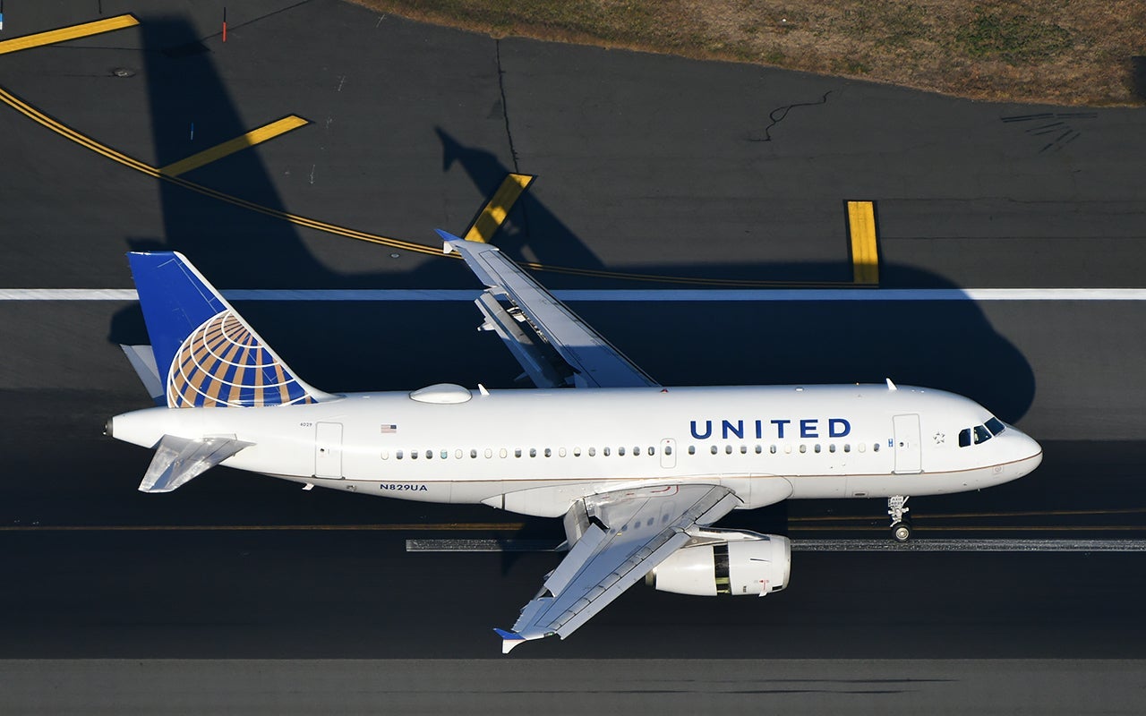 An Airbus A319 lands with thrust reversers deployed