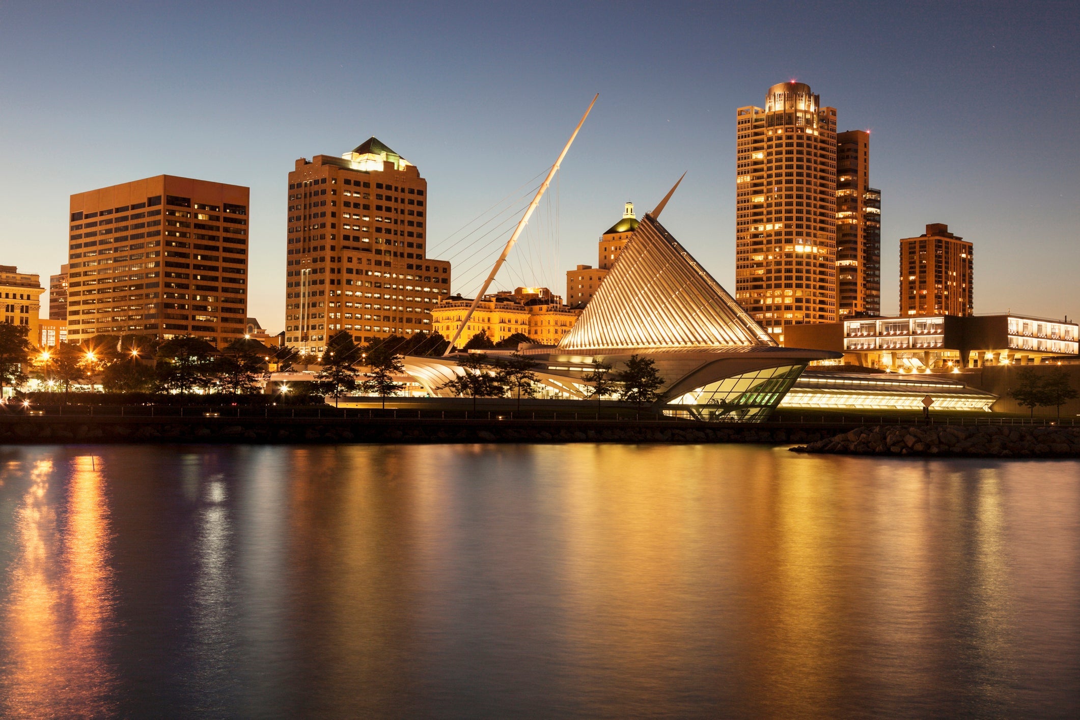 USA, Wisconsin, Milwaukee, Skyline at dusk