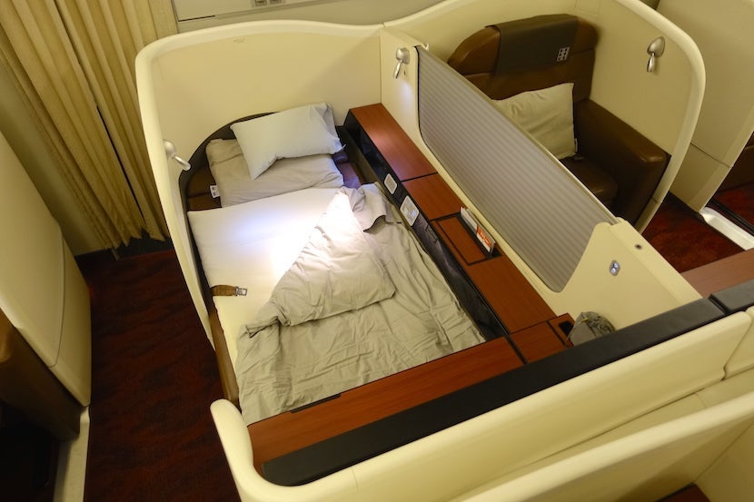 JAL first class bed 4