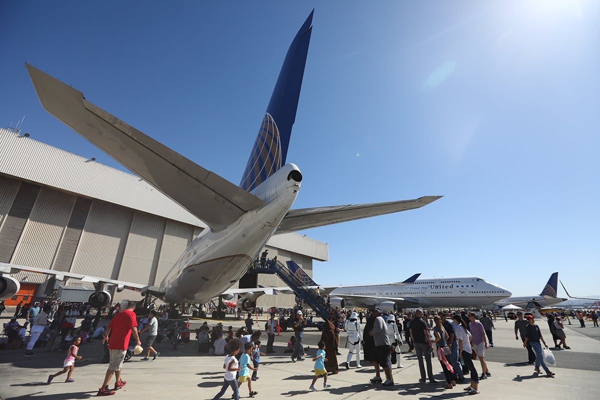 Two United 747-400s and, in the background, a 787-9. The 747 in the background is sporting the original 1970s logo. Photo by Patrick T. Fallon for The Points Guy