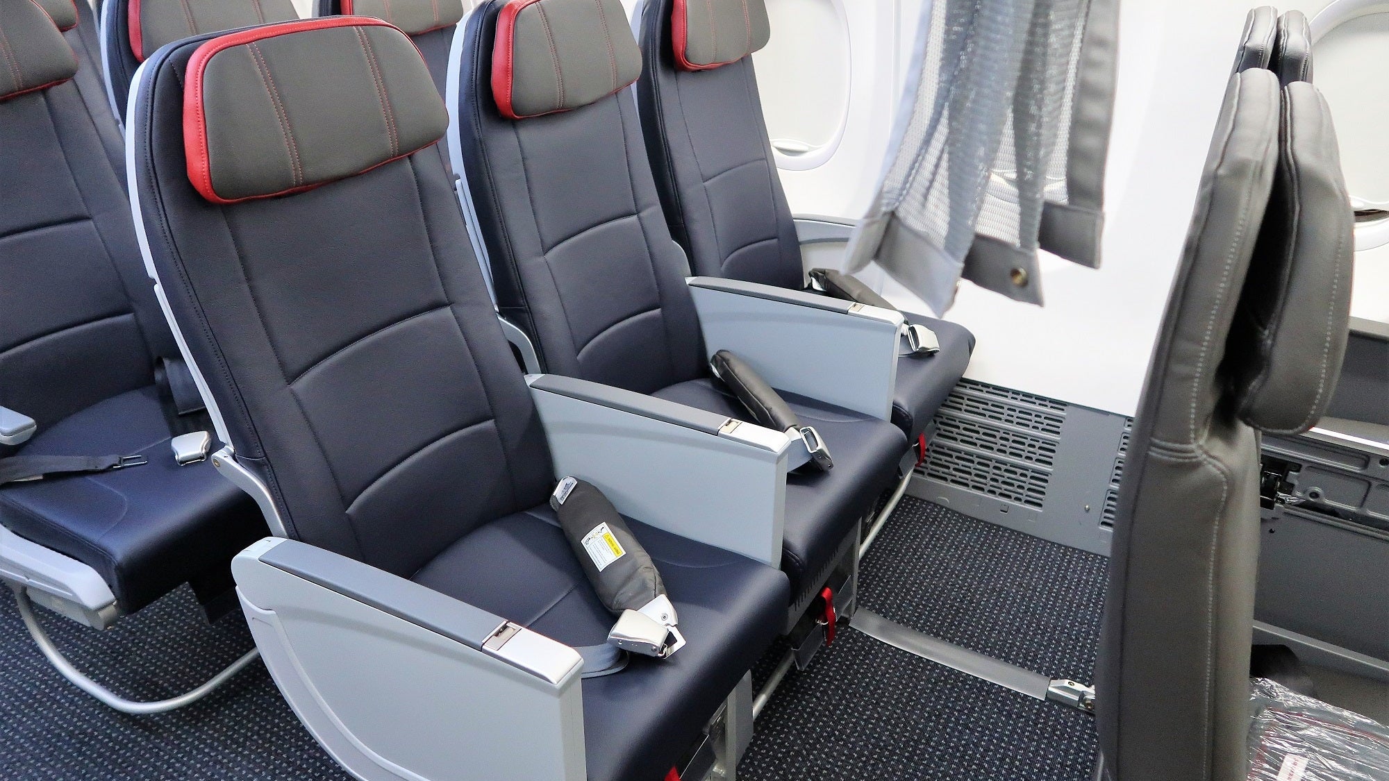 AA 737MAX row 8 Main Cabin Extra MCE 40-inch pitch