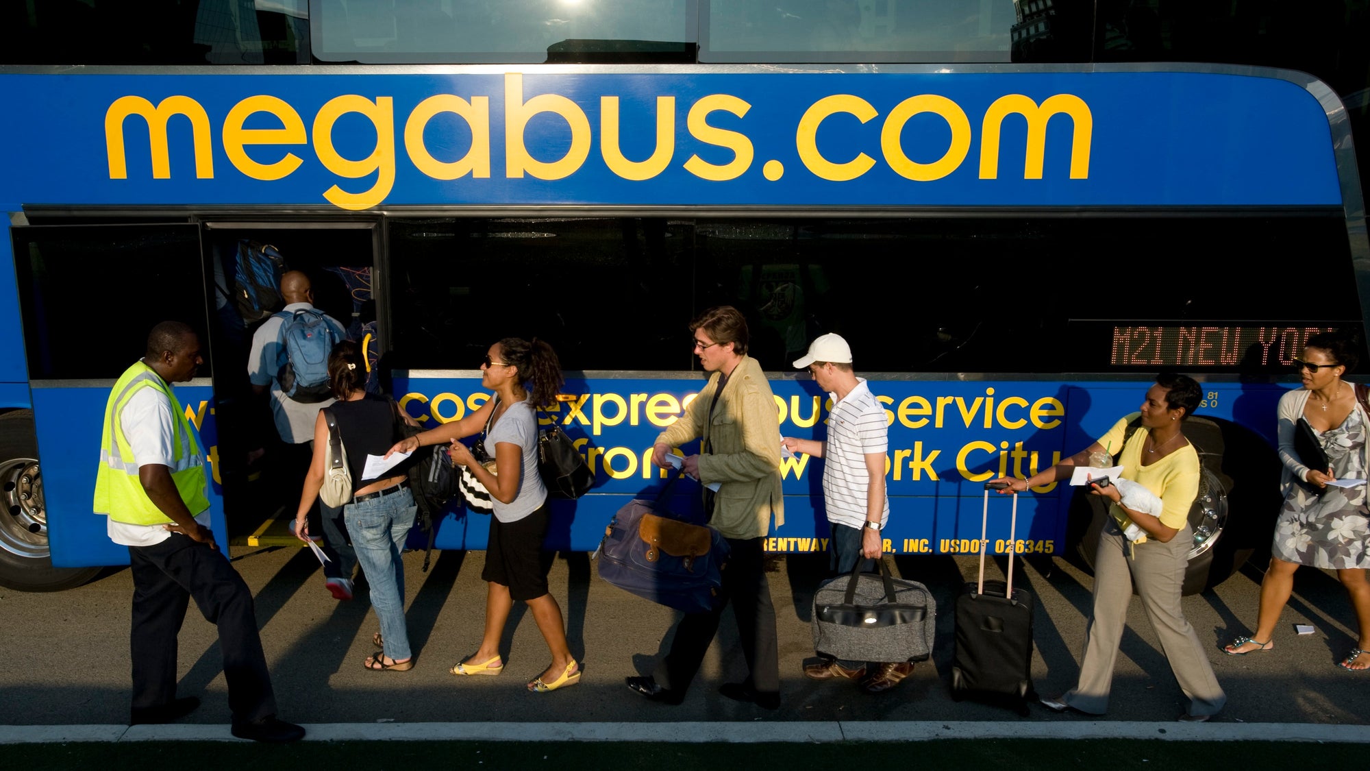 SLUG: tr-buses30 DATE: 8-14-2009 NEG#: 209238 PHOTOG: Jonathan