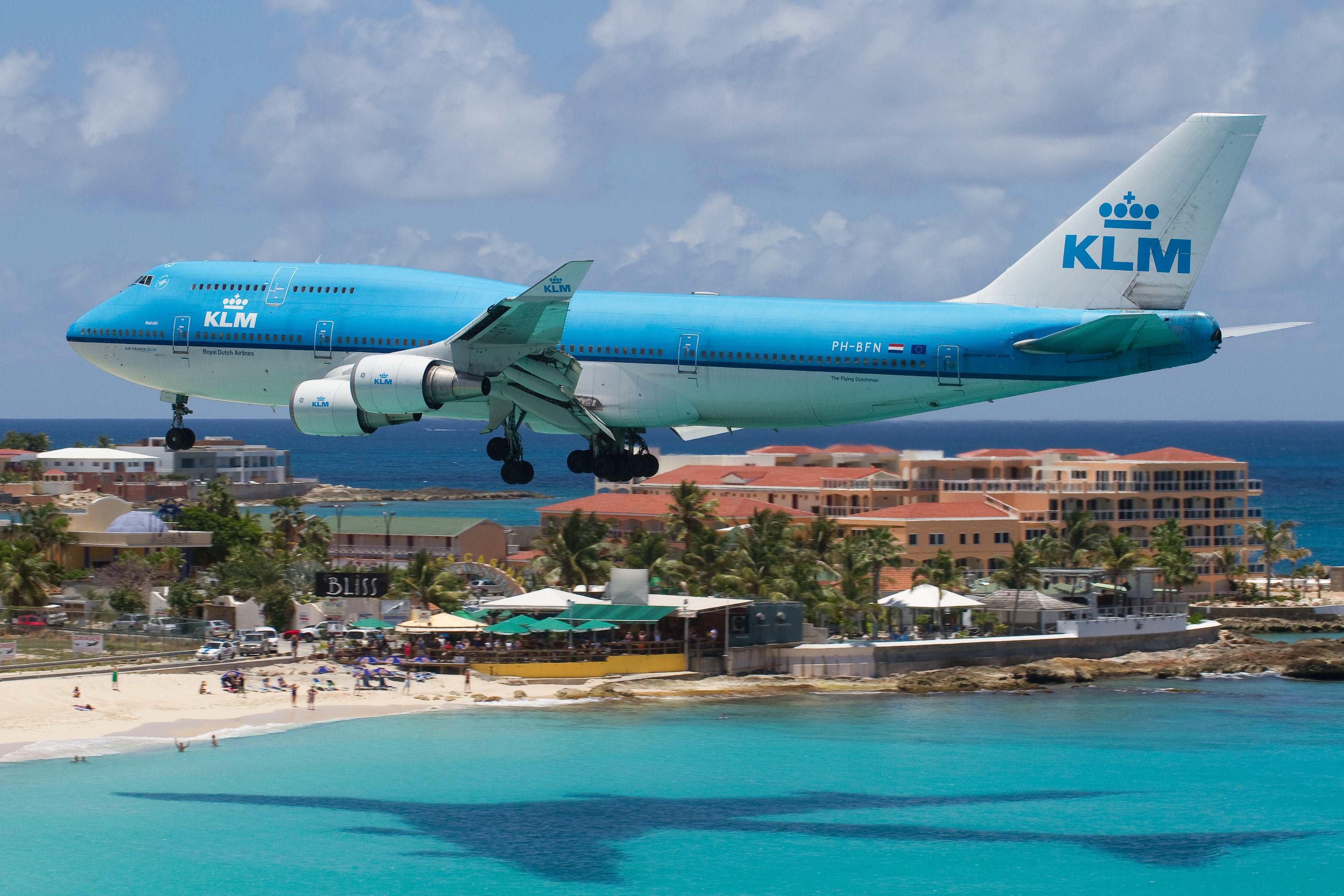 [UNVERIFIED CONTENT] A KLM 747 glides over Maho Beach in ST. Marrten