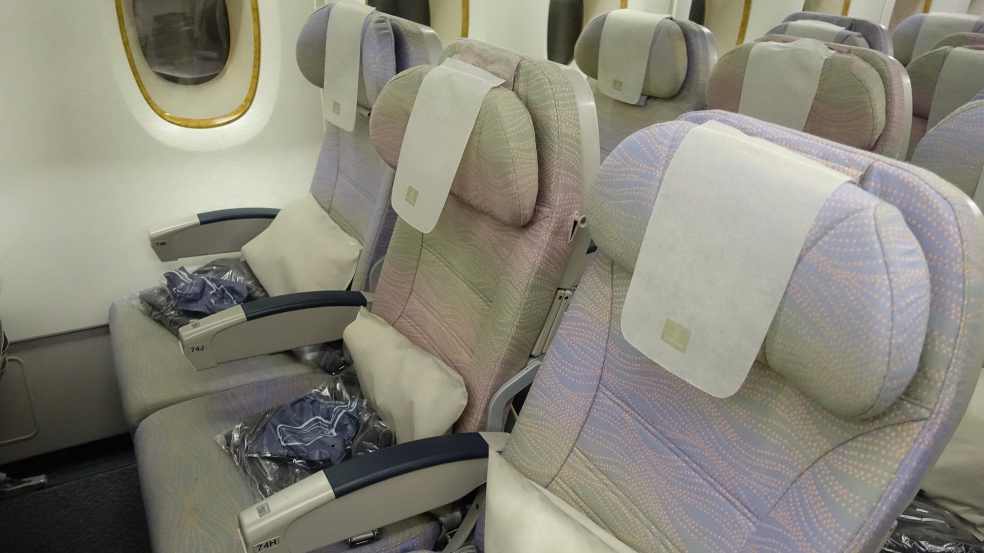 IMG-emirates-poor-mans-biz-row