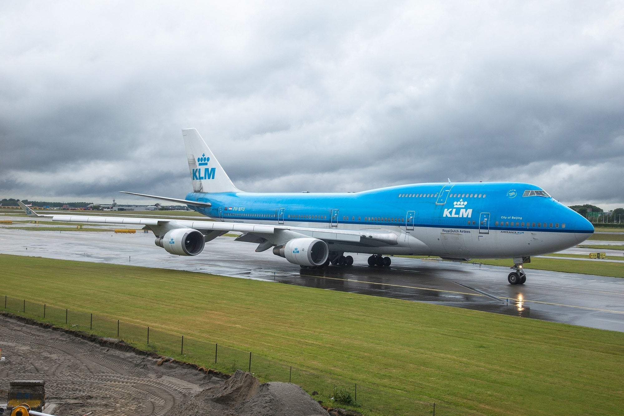 With KLM, you can fly your pet to Europe on a 747 like this one (Photo by Nicolas Economou/NurPhoto via Getty Images)