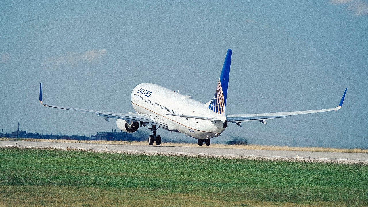 United_Boeing 737 on the runway at IAH-1
