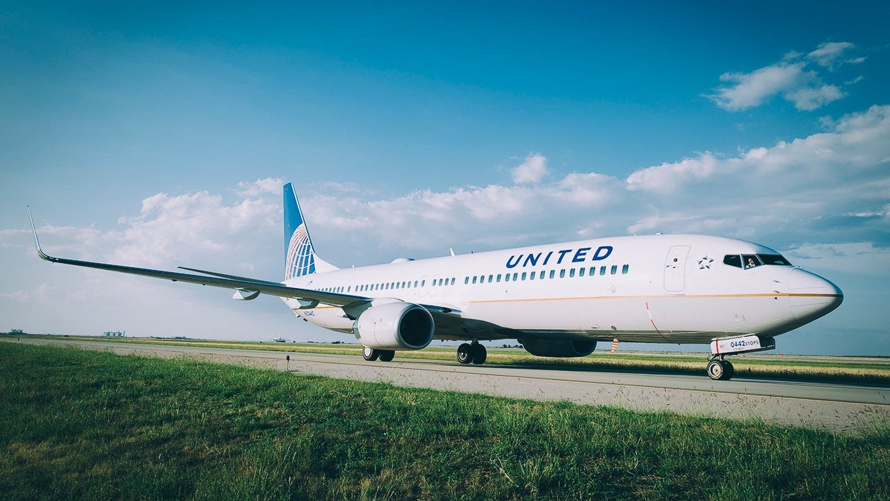 United_Boeing 737 on the runway at IAH
