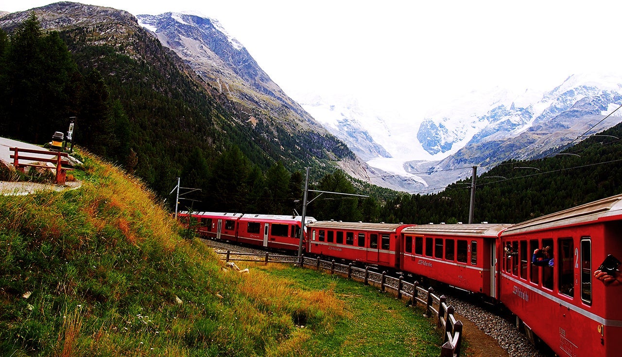 Scenic train ride among the Alps. (Photo by @chuaylalvin via Twenty20)