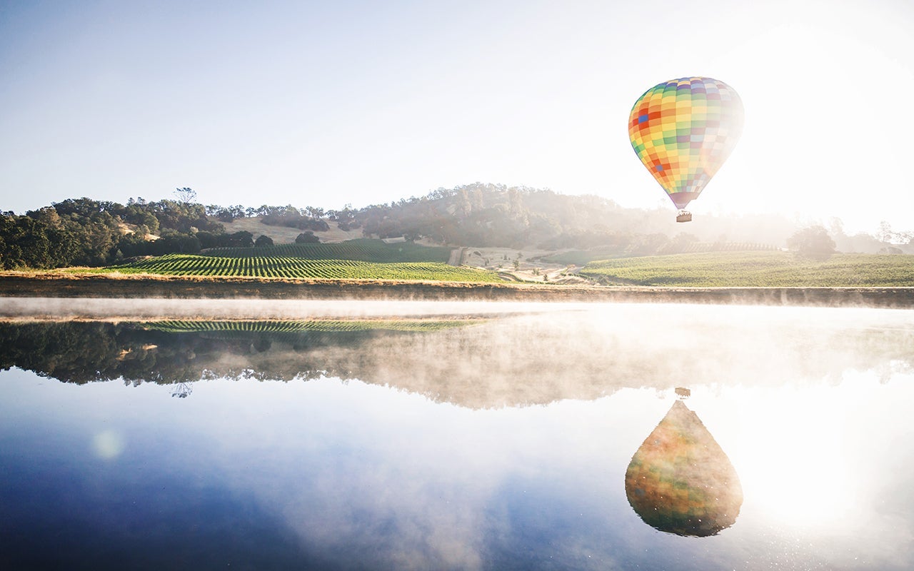 A hot air balloon over Napa Valley (Photo by of Sabastien Gabriel via Unsplash)