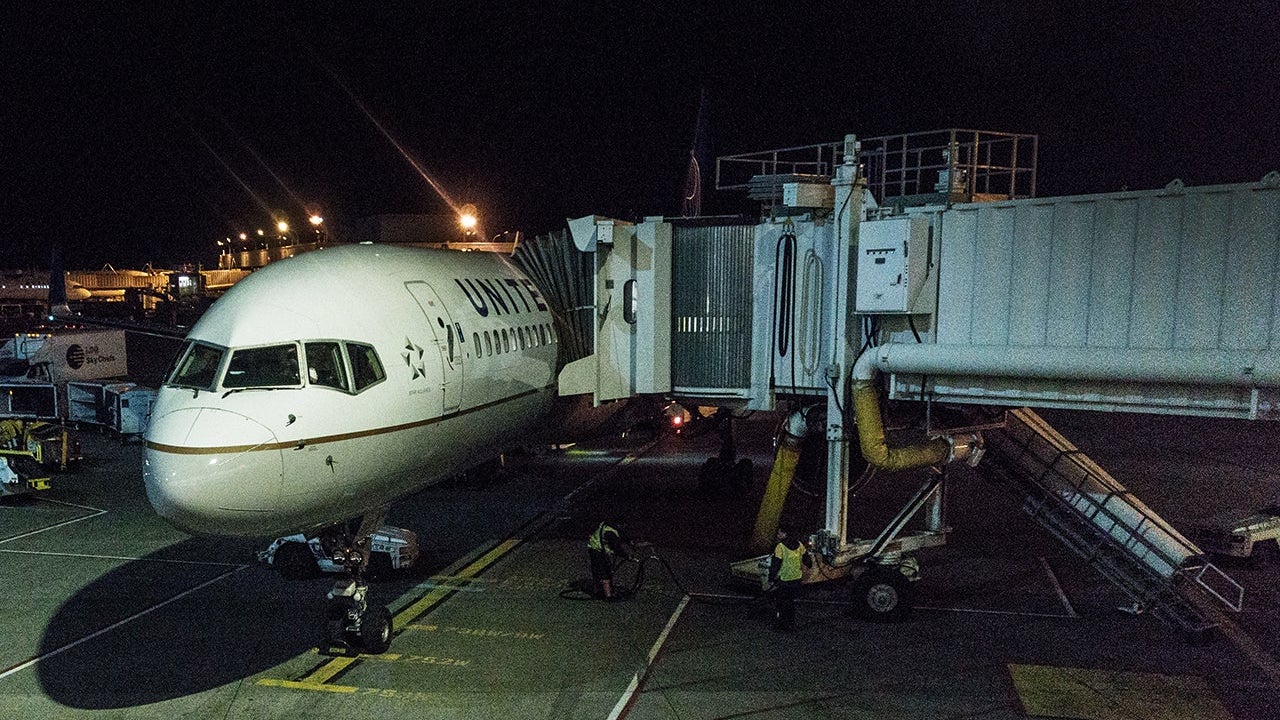 SEA-to-EWR-United-Economy plane ftr