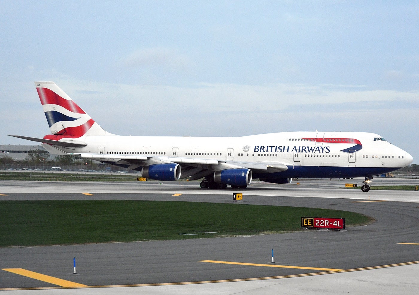 A British Airways 747-400 lined up on runway Two-Two Left at JFK. Photo by Alberto Riva / The Points Guy