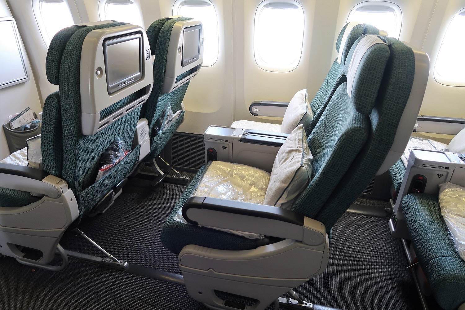 Thick seat padding and footrests, but no legrests on the 777.