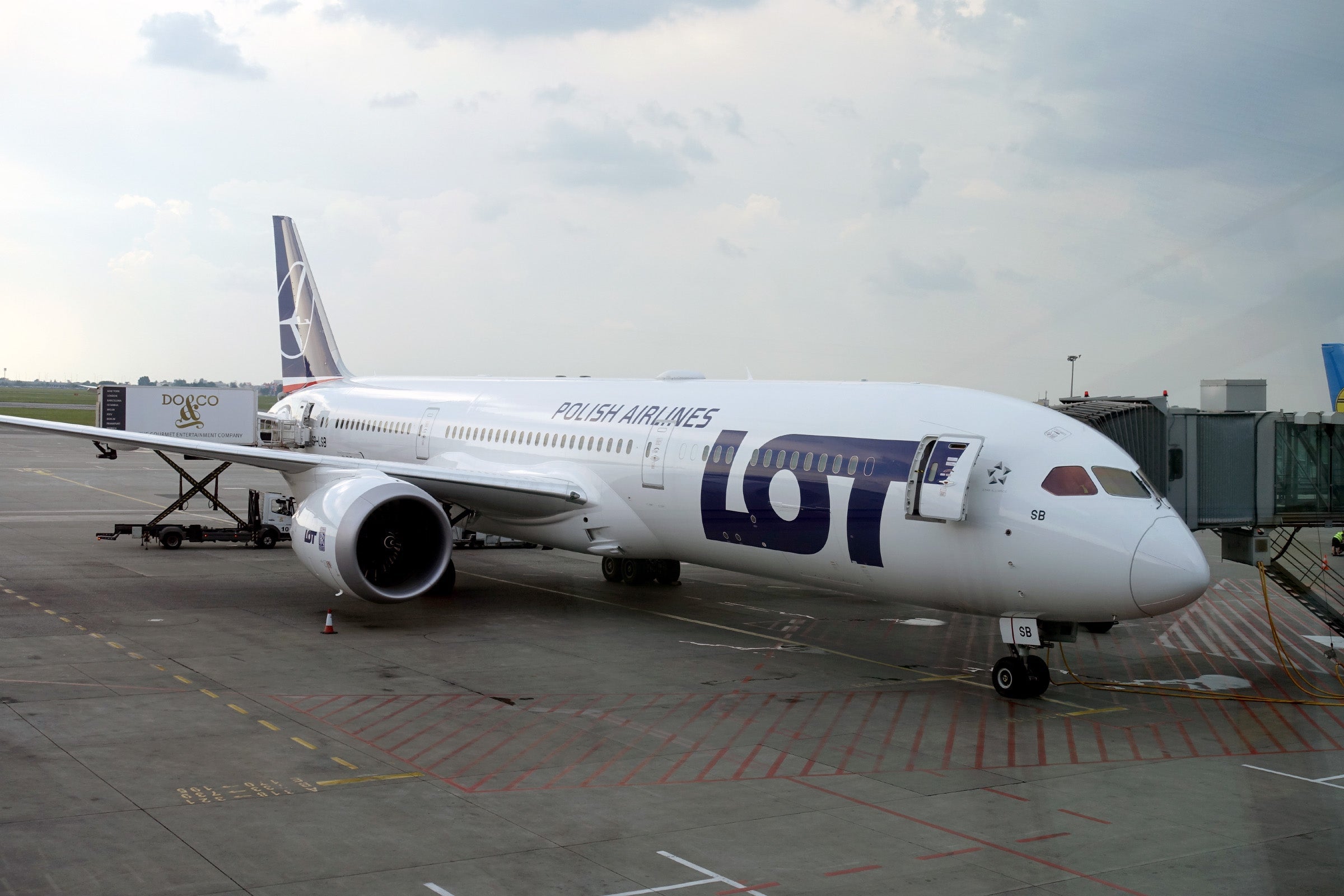 LOT 787-9 Dreamliner Business Class Review
