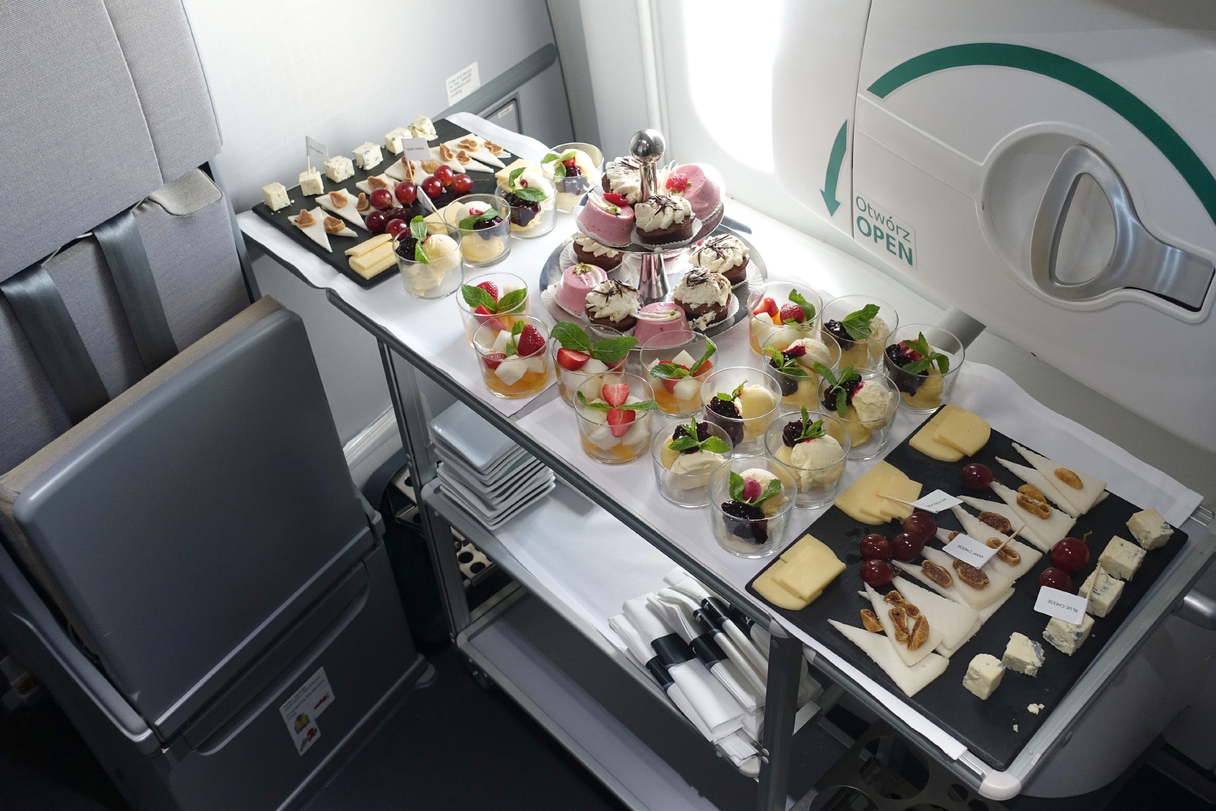 LOT 787-9 Dreamliner Business Class Review