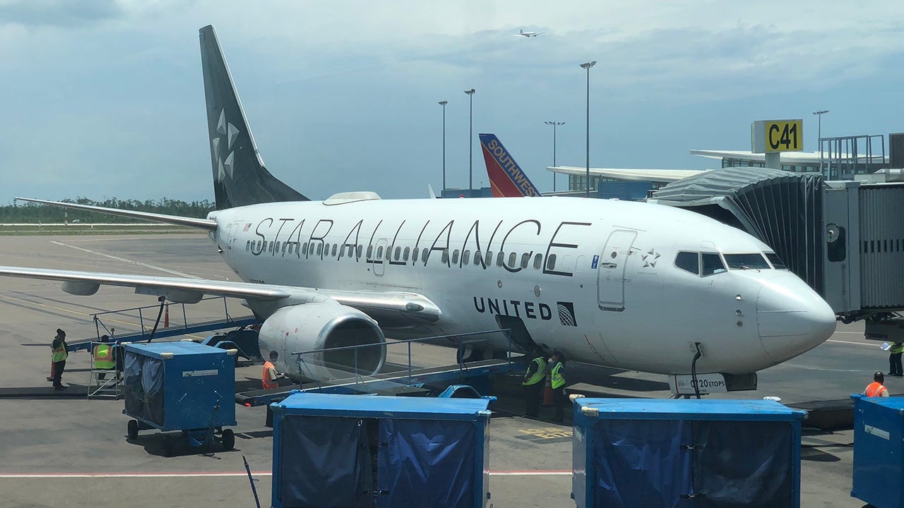 United_B737-700_EWR-NAS_54