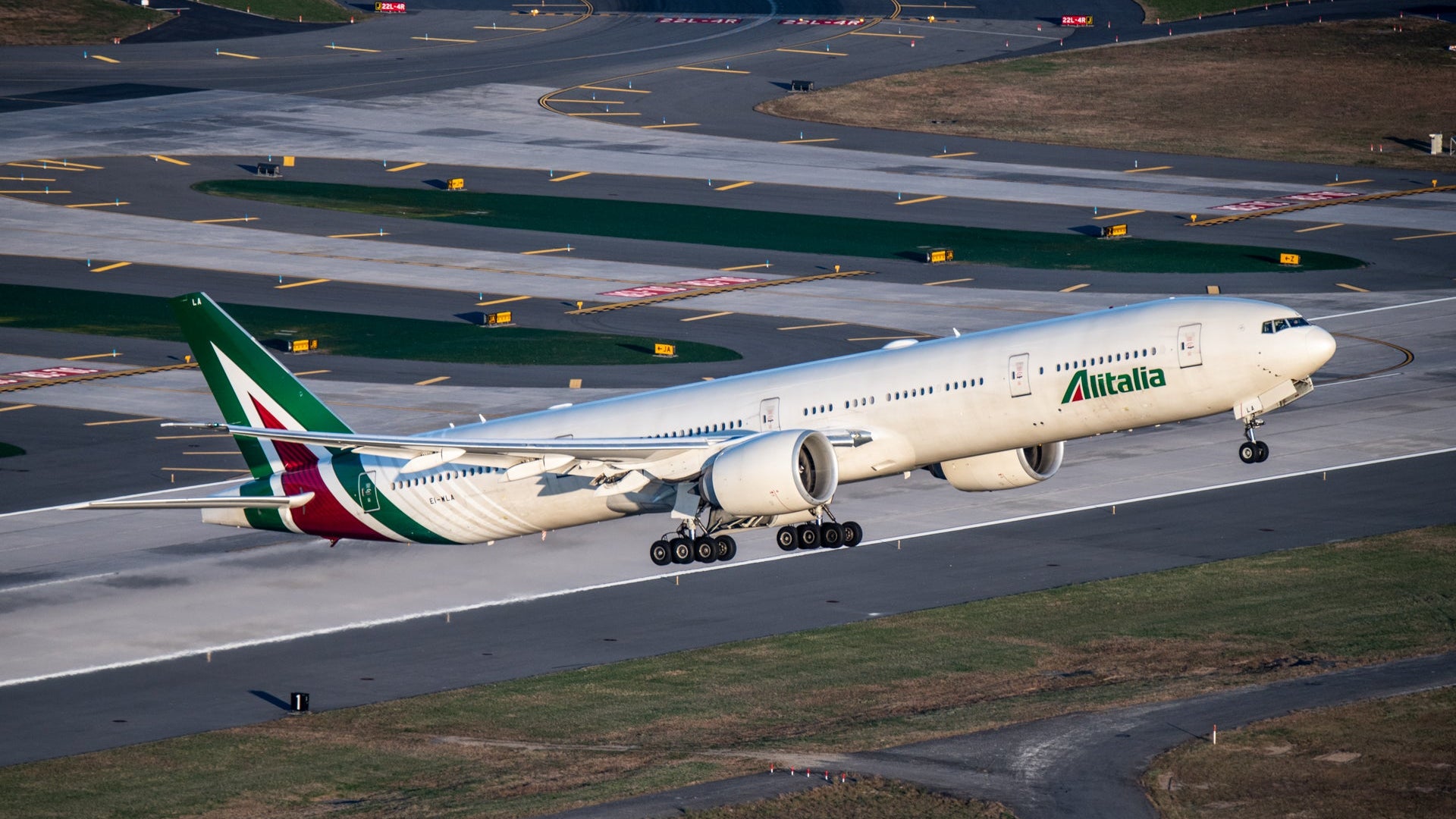 Alitalia 777-300ER JFK