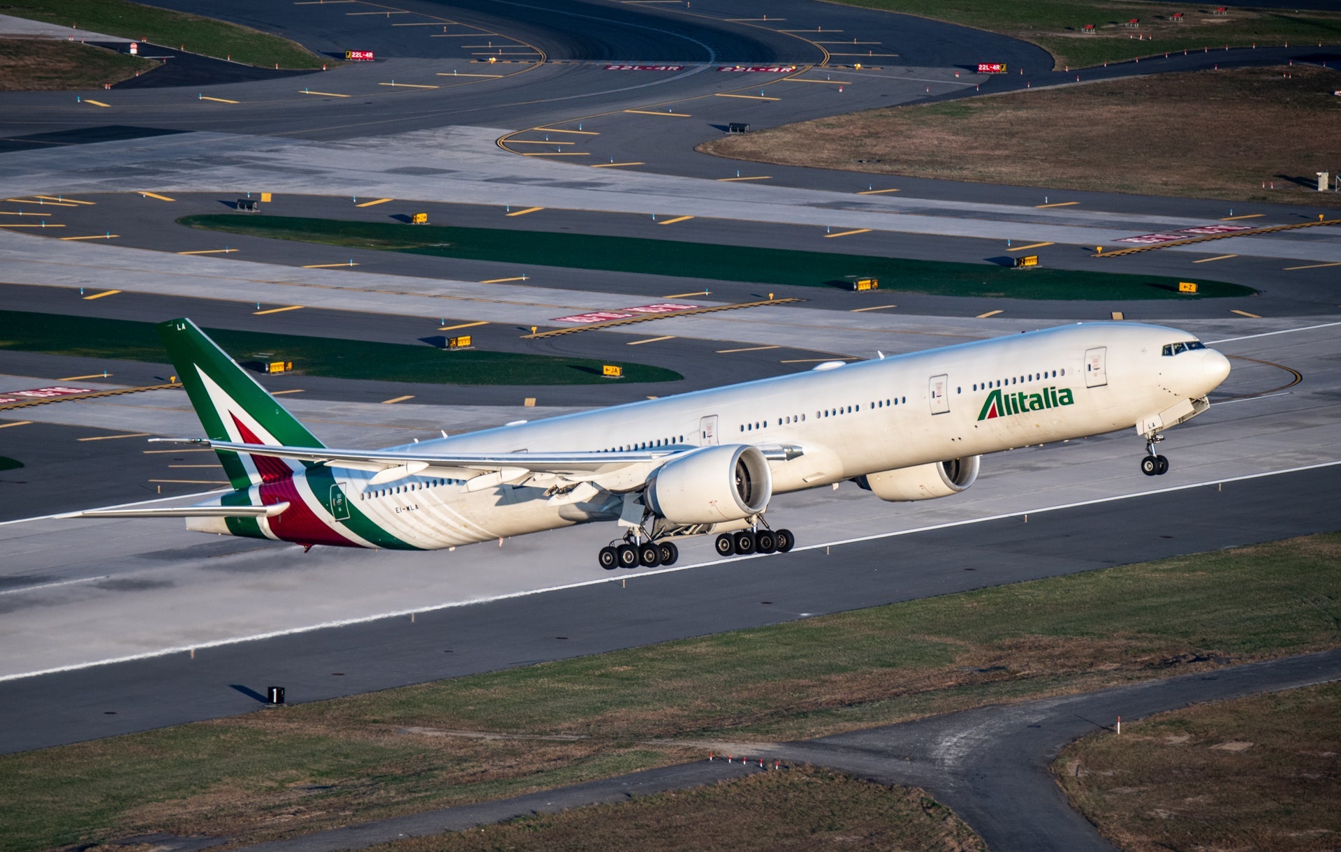 An Alitalia Boeing 777 is seen at New York JFK. (Photo by Ryan Patterson/The Points Guy)