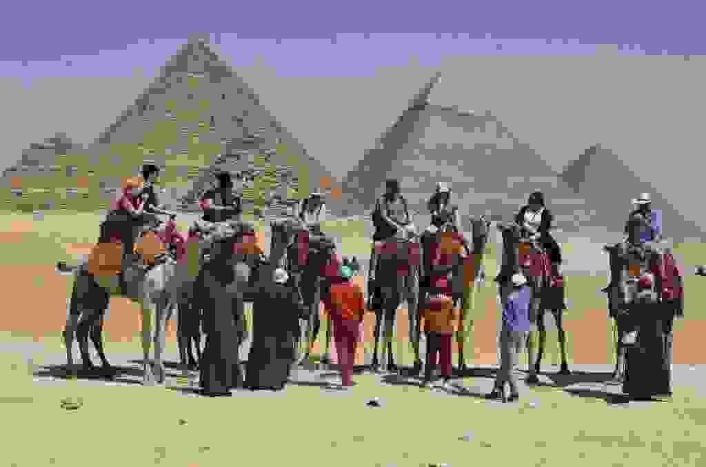 This picture taken on March 25, 2018, shows tourists in front of the Giza pyramids complex, on the southwestern outskirts of the Egyptian capital Cairo. / AFP PHOTO / FETHI BELAID (Photo credit should read FETHI BELAID/AFP/Getty Images)