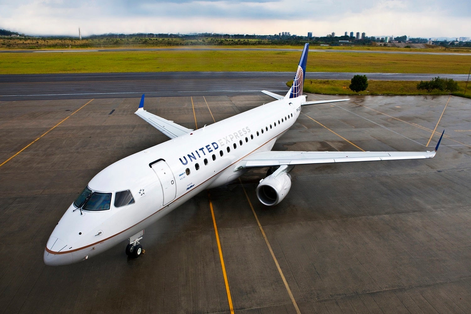 A United Express Embraer EMB-175 (Image Courtesy of United Airlines)