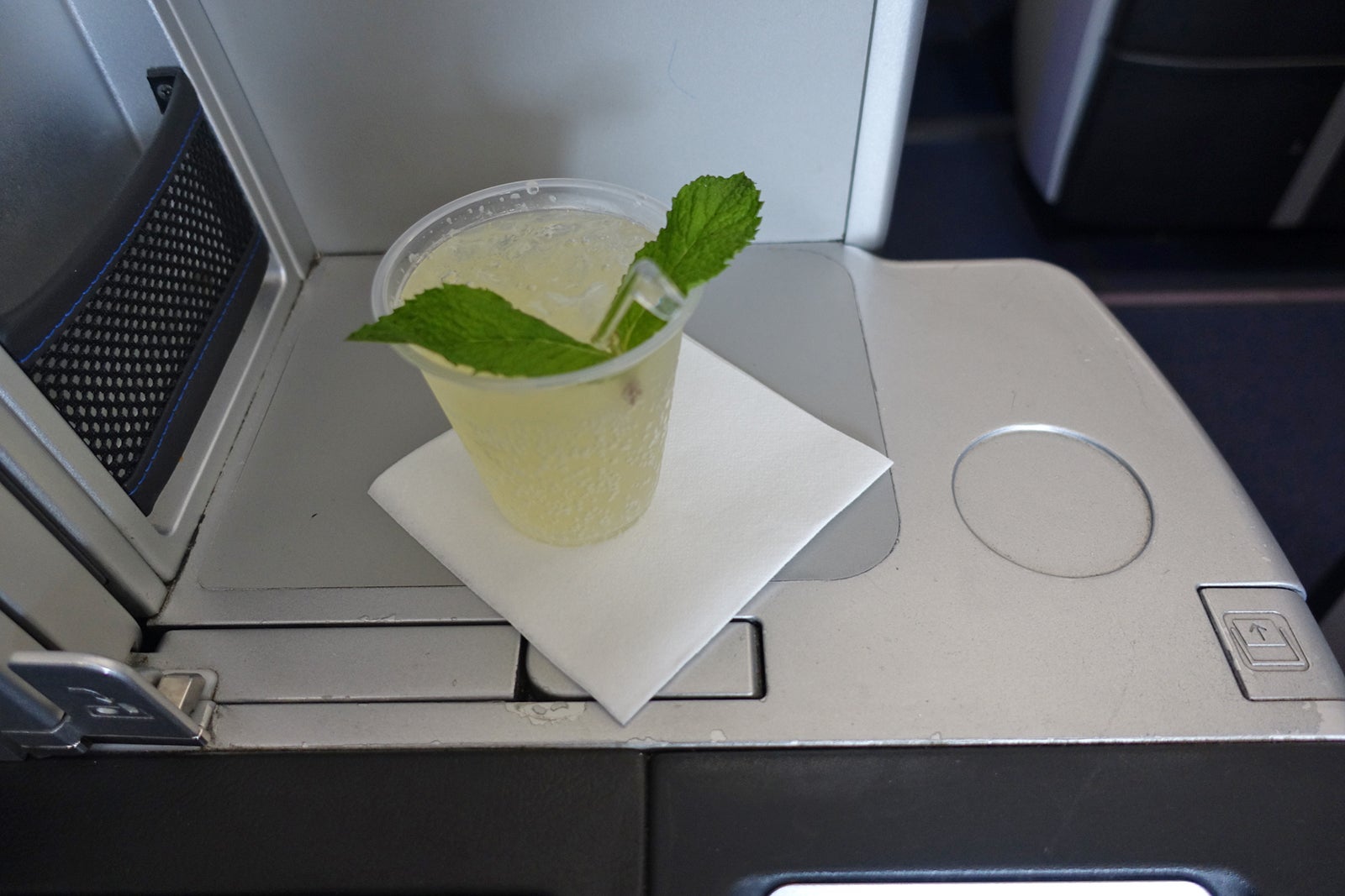 JetBlue's Mint welcome drink (Photo by Alberto Riva/TPG?