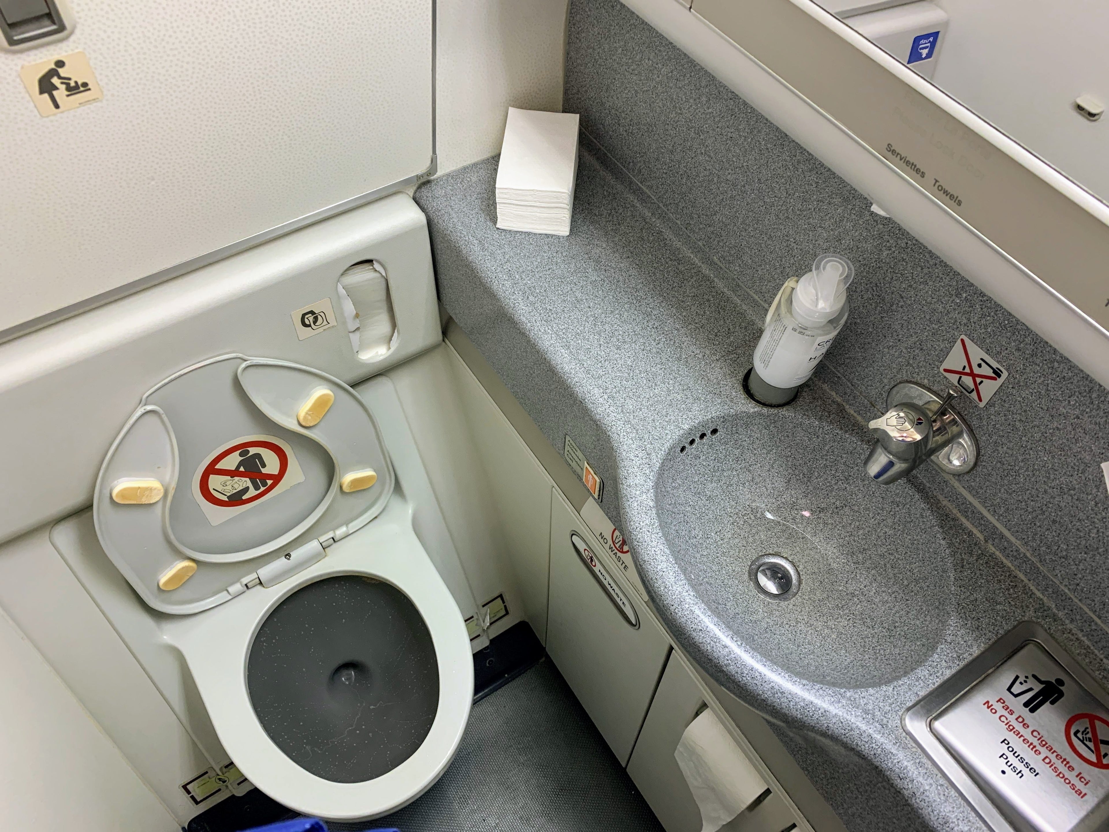 Air France Boeing 777-200 Premium Economy lavatory