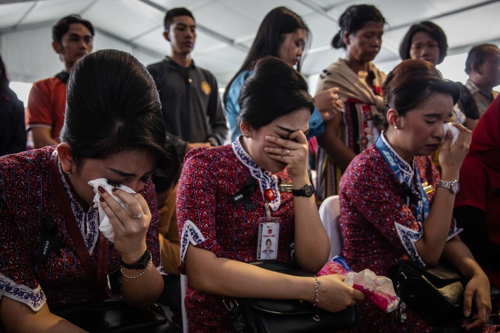 KARAWANG, INDONESIA - NOVEMBER 06: Families and colleagues of victims of Lion Air flight JT 610 cry on deck of Indonesian Navy ship KRI Banjarmasin during visit and pray at the site of the crash on November 6, 2018 in Karawang, Indonesia. Indonesian investigators said on Monday the airspeed indicator for Lion Air flight 610 malfunctioned during its last four flights, including the fatal flight on October 29, when the plane crashed into Java sea and killed all 189 people on board. The Boeing 737 plane crashed shortly after takeoff as investigators and agencies from around the world continue its week-long search for the main wreckage and cockpit voice recorder which might solve the mystery. (Photo by Ulet Ifansasti/Getty Images)