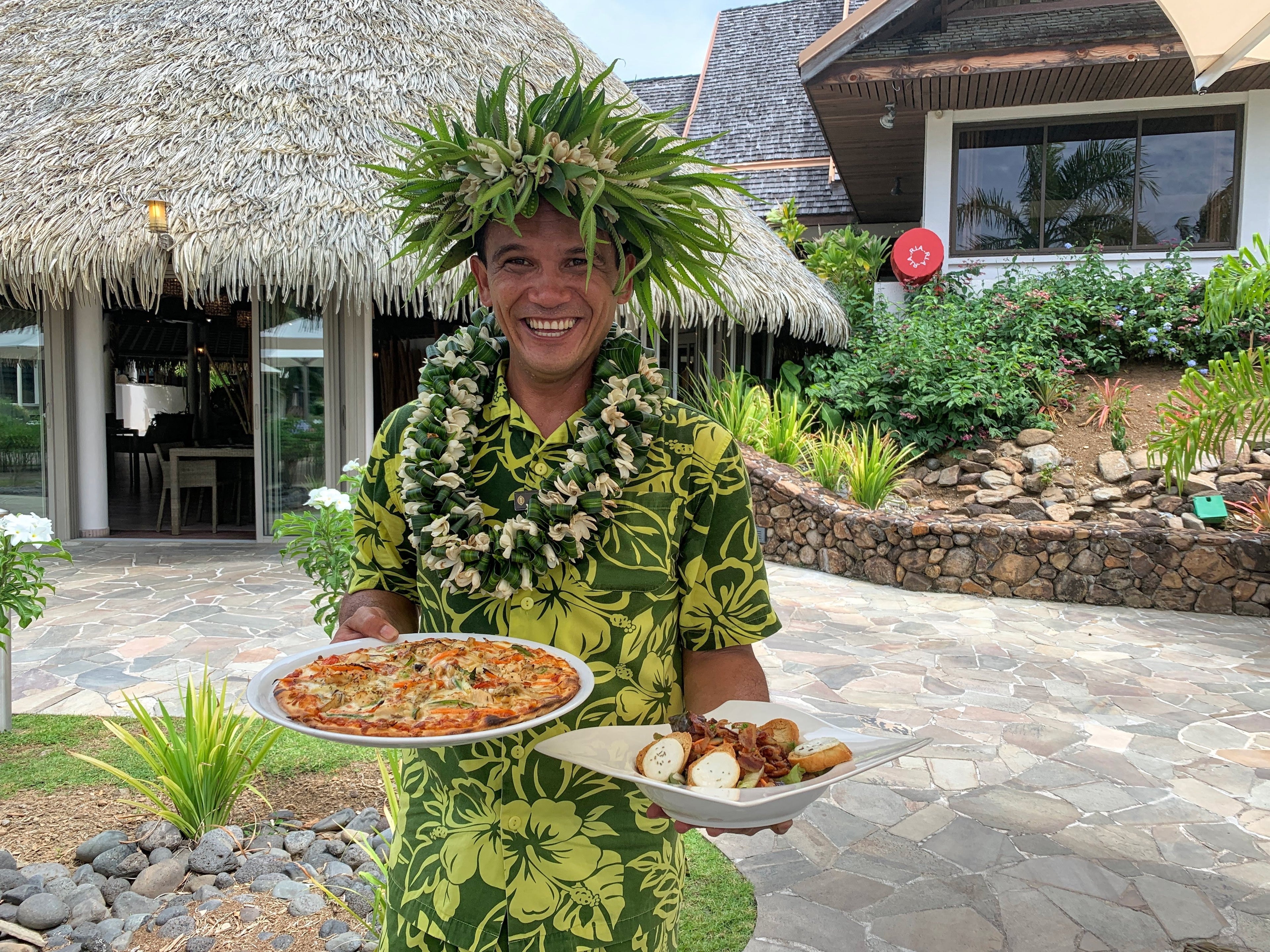 InterContinental Resort and Spa Moorea - waiter lunch fare hana