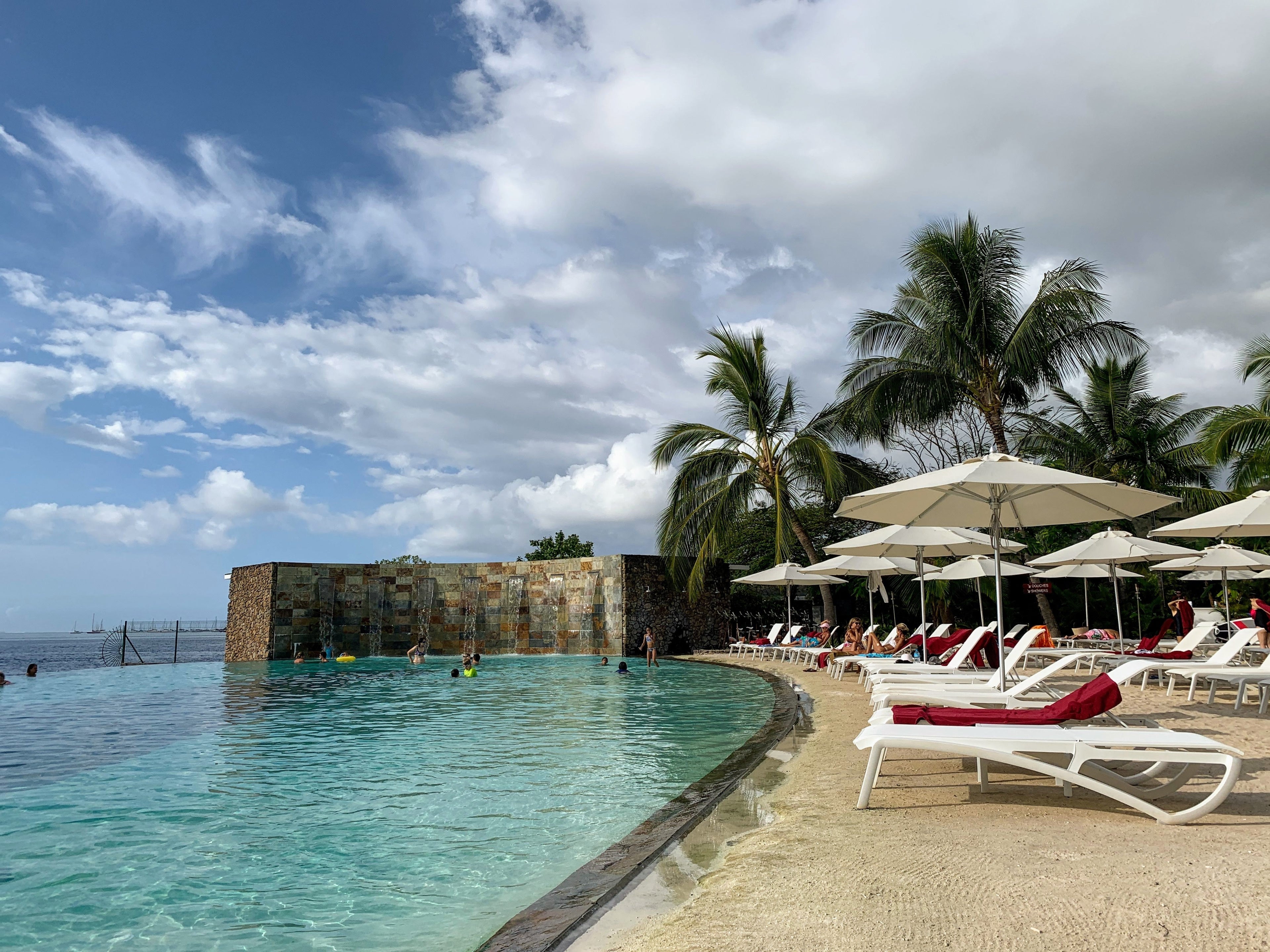 Manava Suites Resort Tahiti - pool and beach