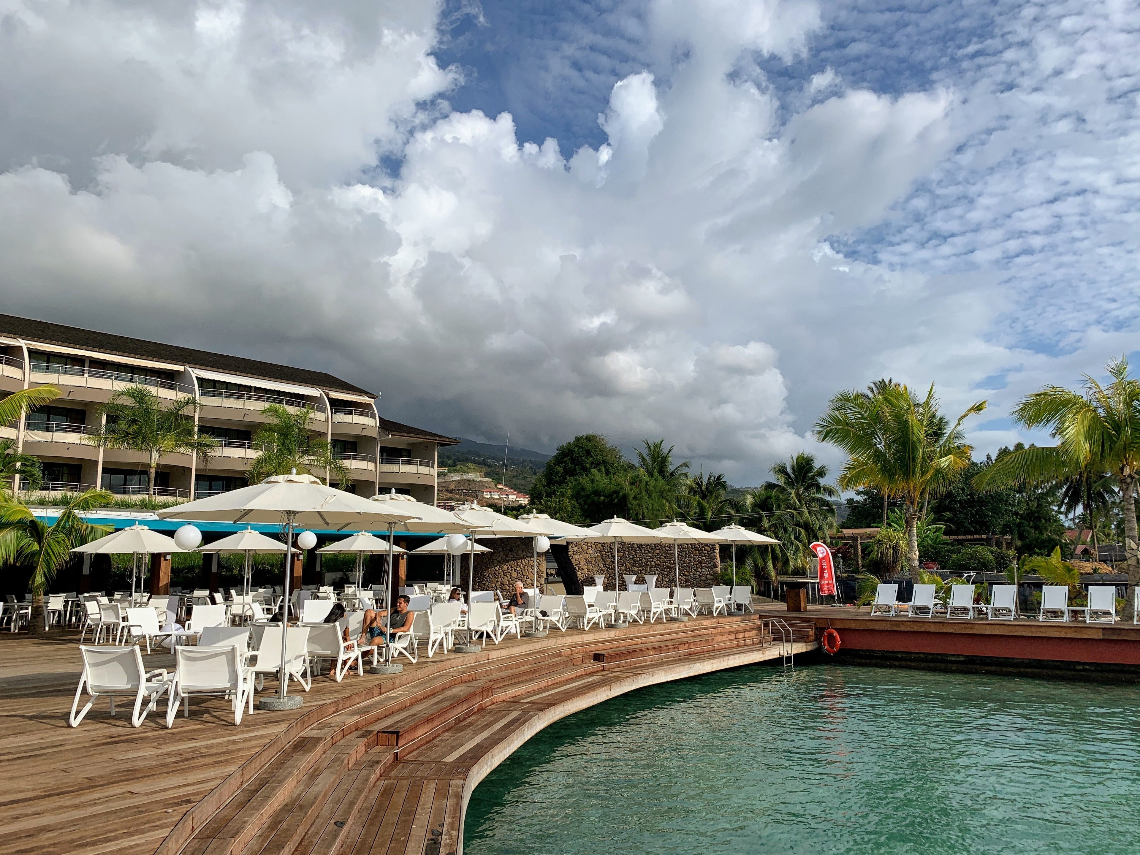 Manava Suites Resort Tahiti - pool loungers