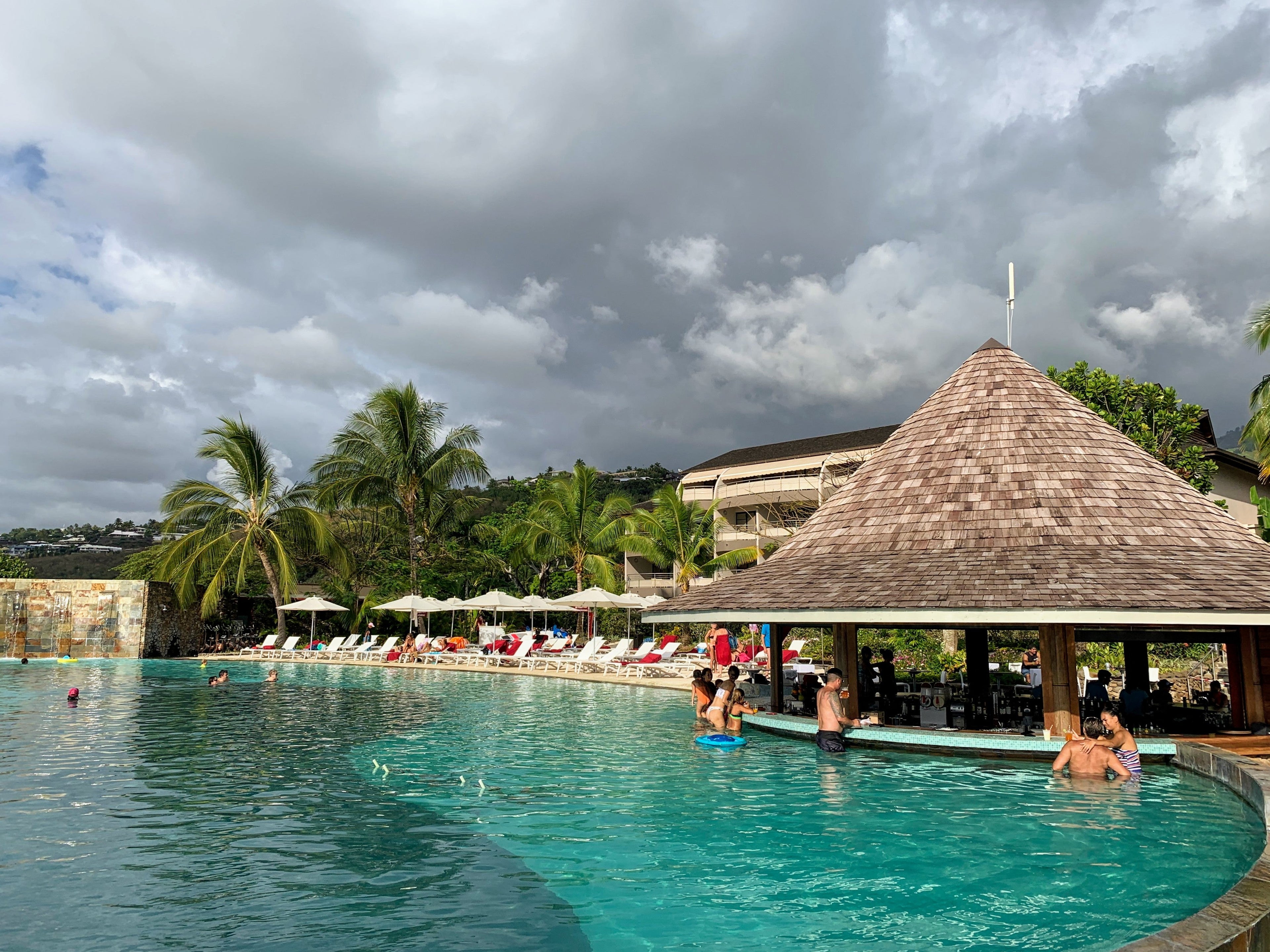 Manava Suites Resort Tahiti - swim-up bar