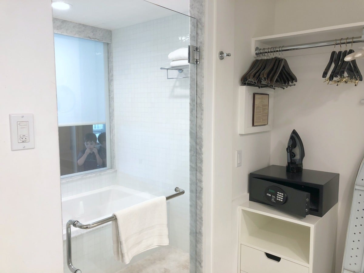 Mauna Kea Beach Hotel - Bathroom Tub and Shower