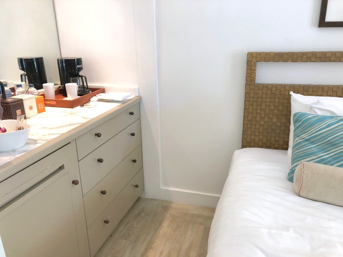 Mauna Kea Beach Hotel - Room bar