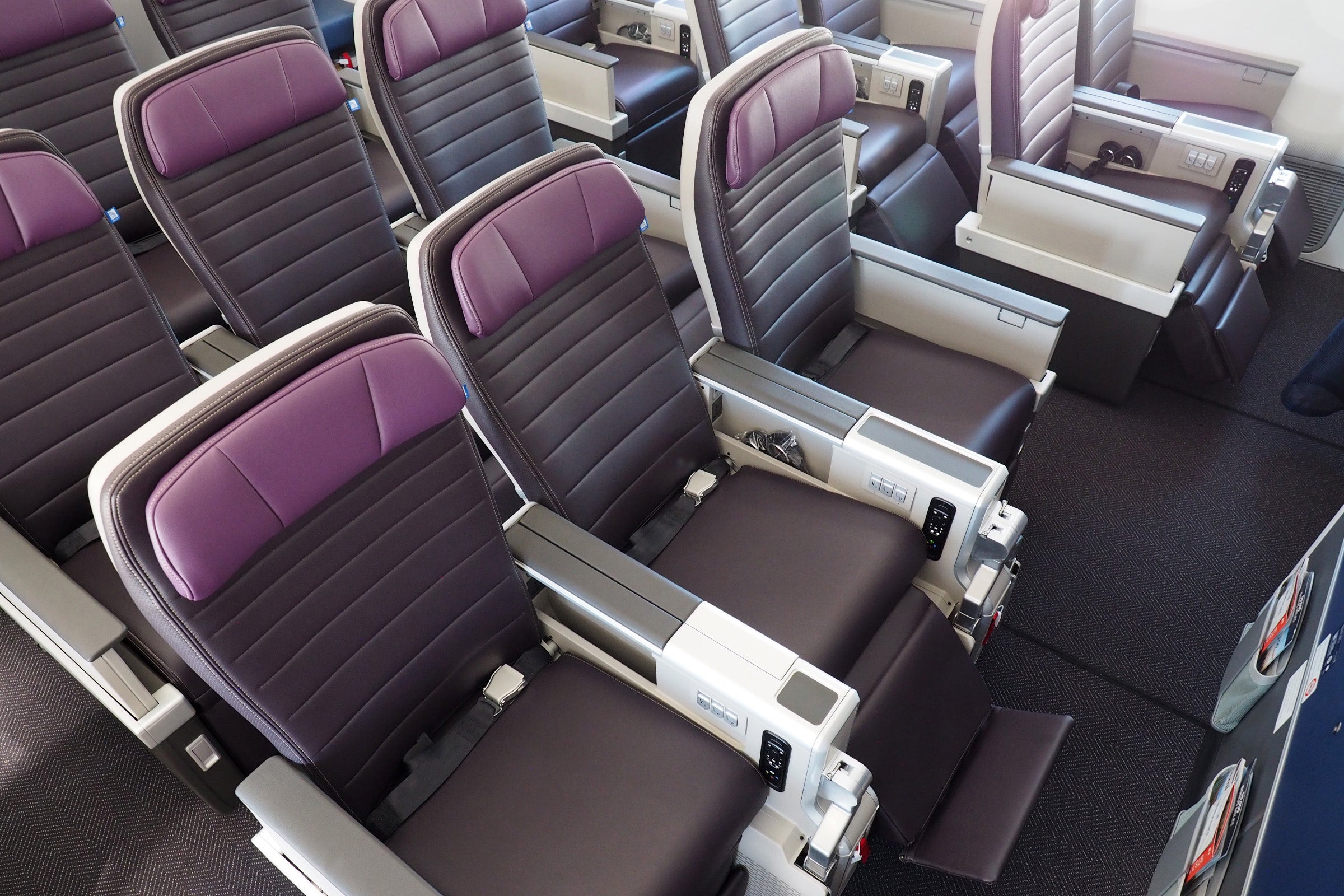 United Premium plus on the 787-10 Dreamliner. Photo by Zach Honig.