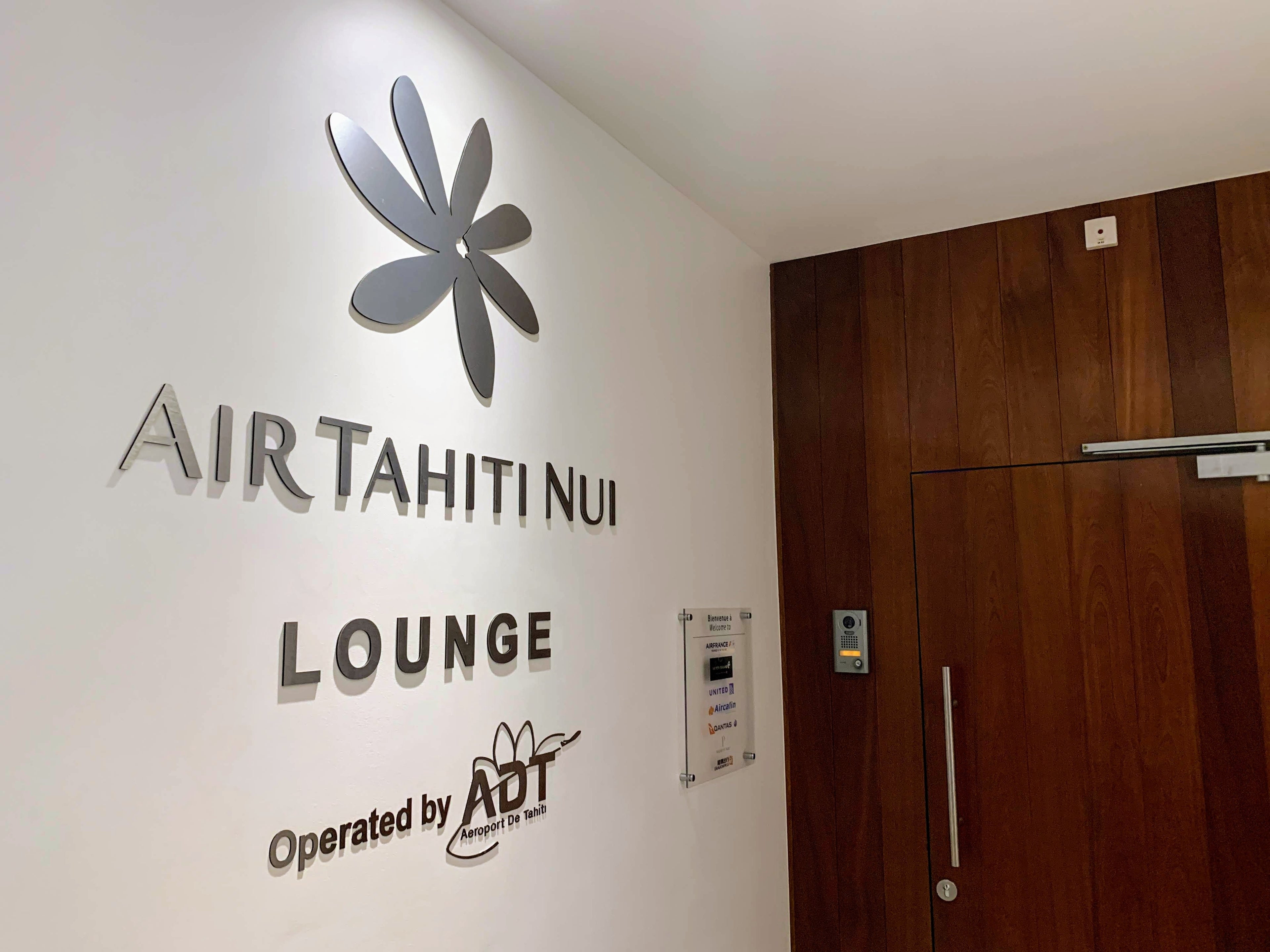 PPT Salon Lounge in Tahiti - Entrance door