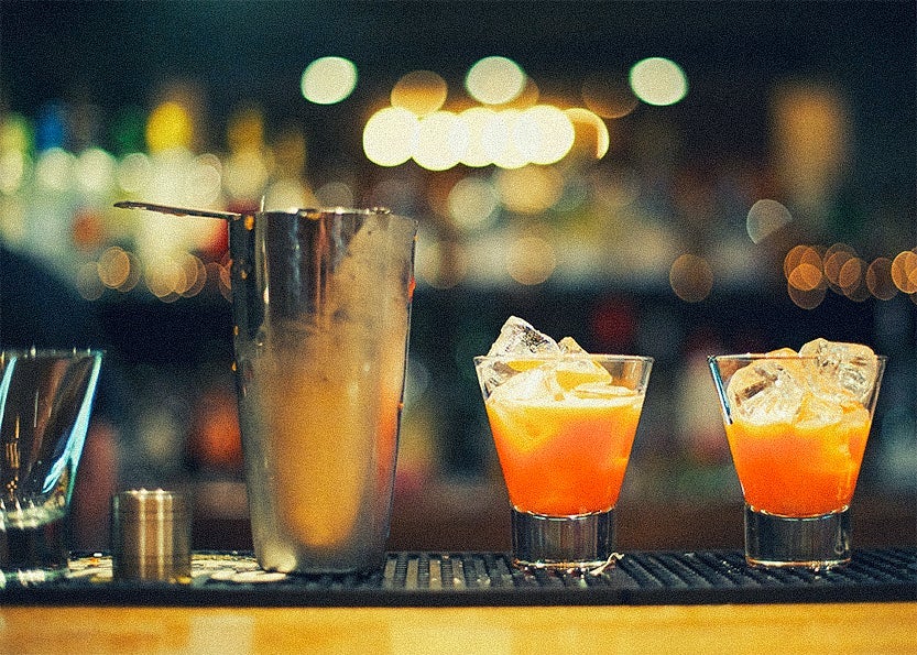 What-Your-Drink-Says-About-You-When-You-Fly-mixed-drinks