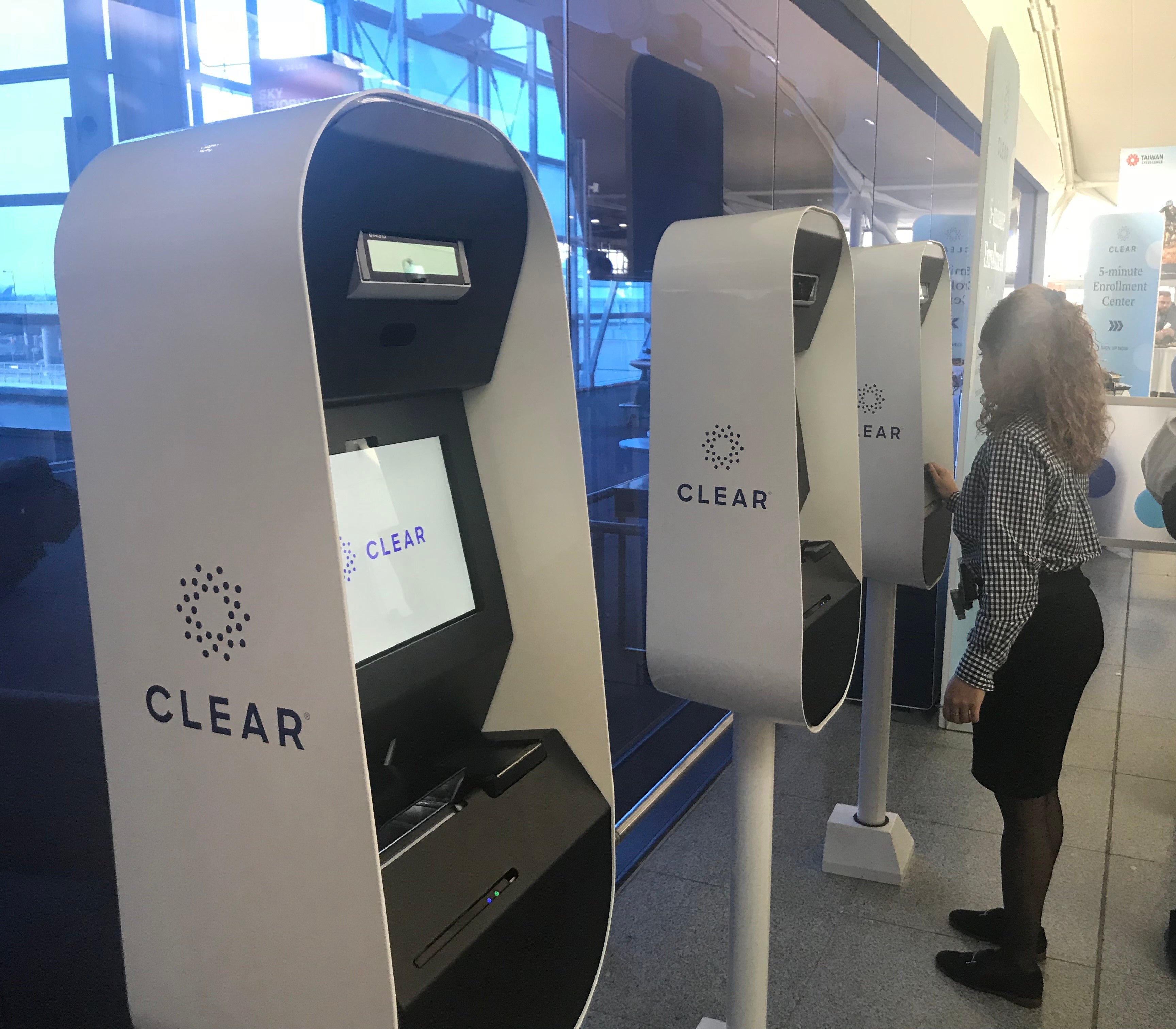 customer-at-jfk-using-clear