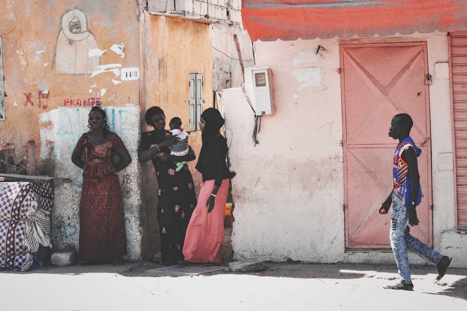 Senegalese women typically wear dresses or skirts below the knee. (Photo by Francesca Marconi via Unsplash)