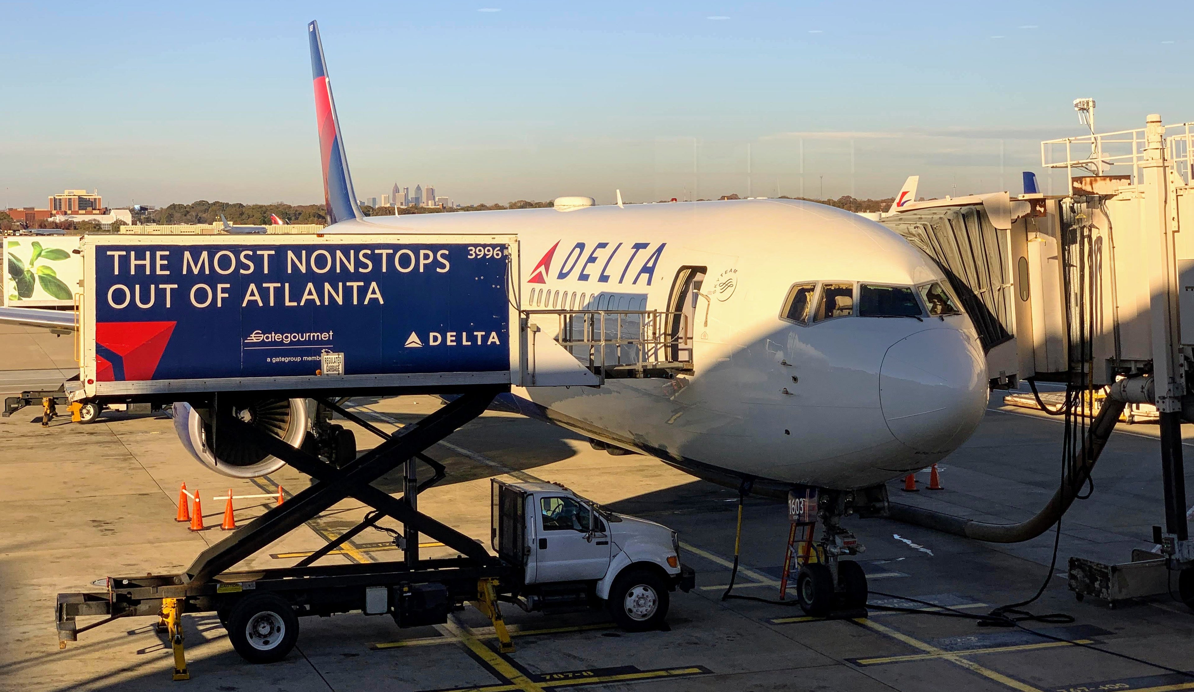 Delta loads up another plane for an international jaunt in Atlanta (Photo by Darren Murph / The Points Guy)