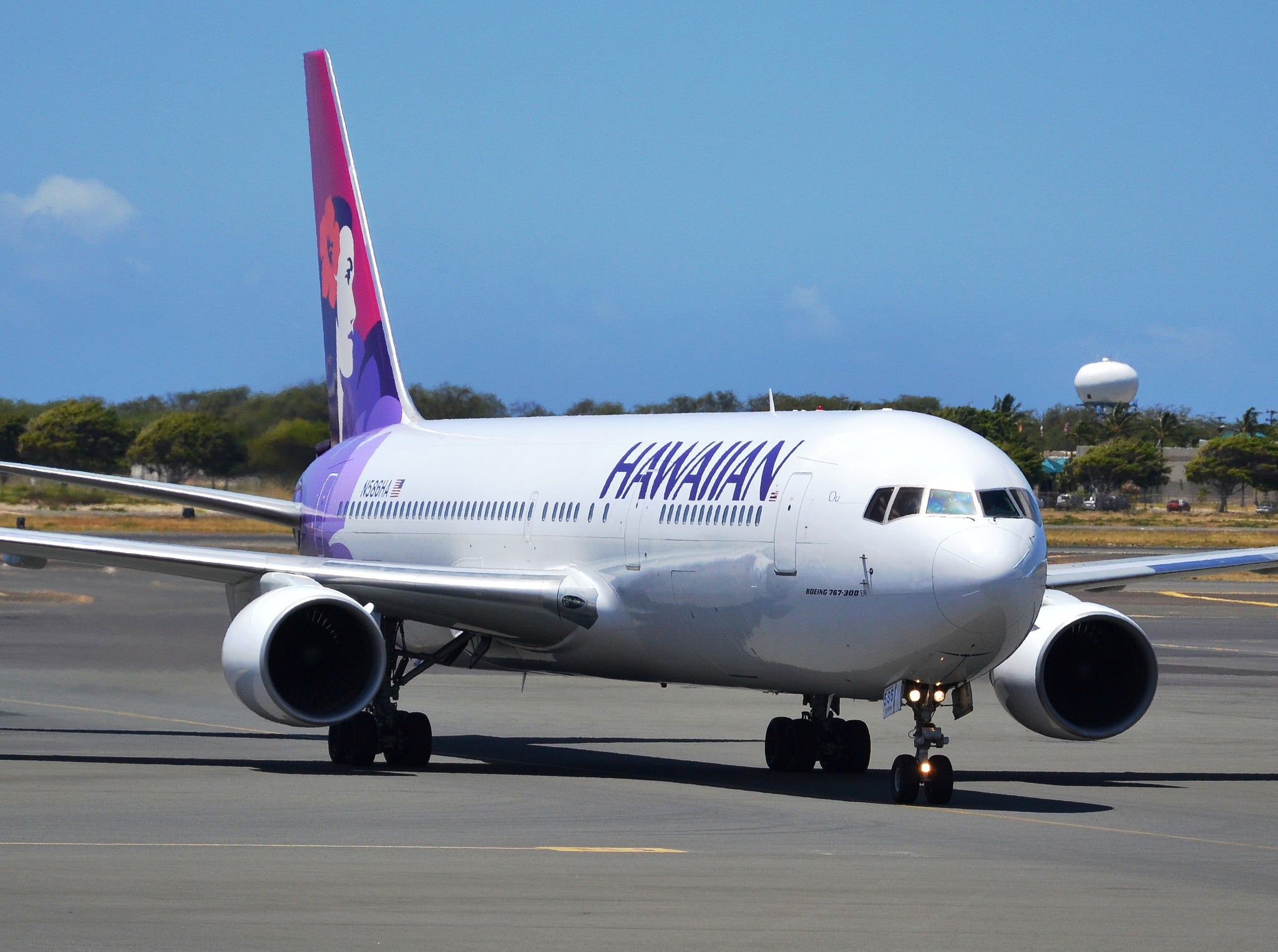 hawaiian 767. Image by simon_sees / Flickr.