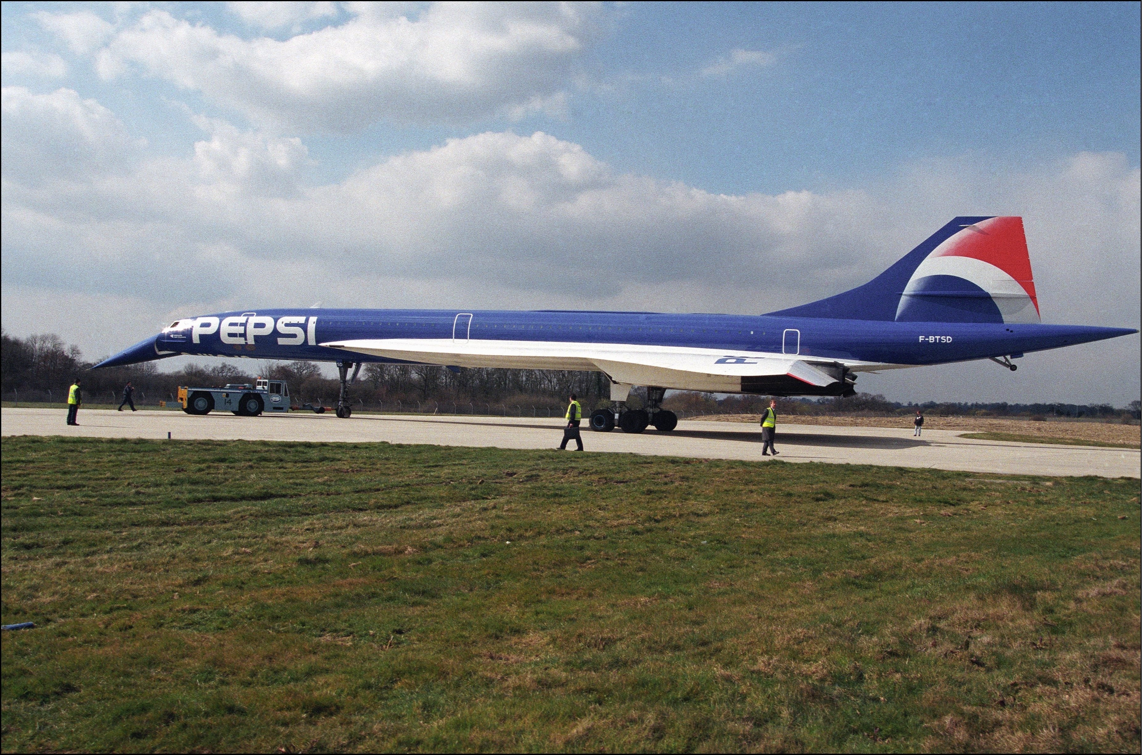 FRANCE - APRIL 02: Pepsi Advertising Campaign On February 04th, 1996 In Gatwick (Photo by Patrick AVENTURIER/Gamma-Rapho via Getty Images)