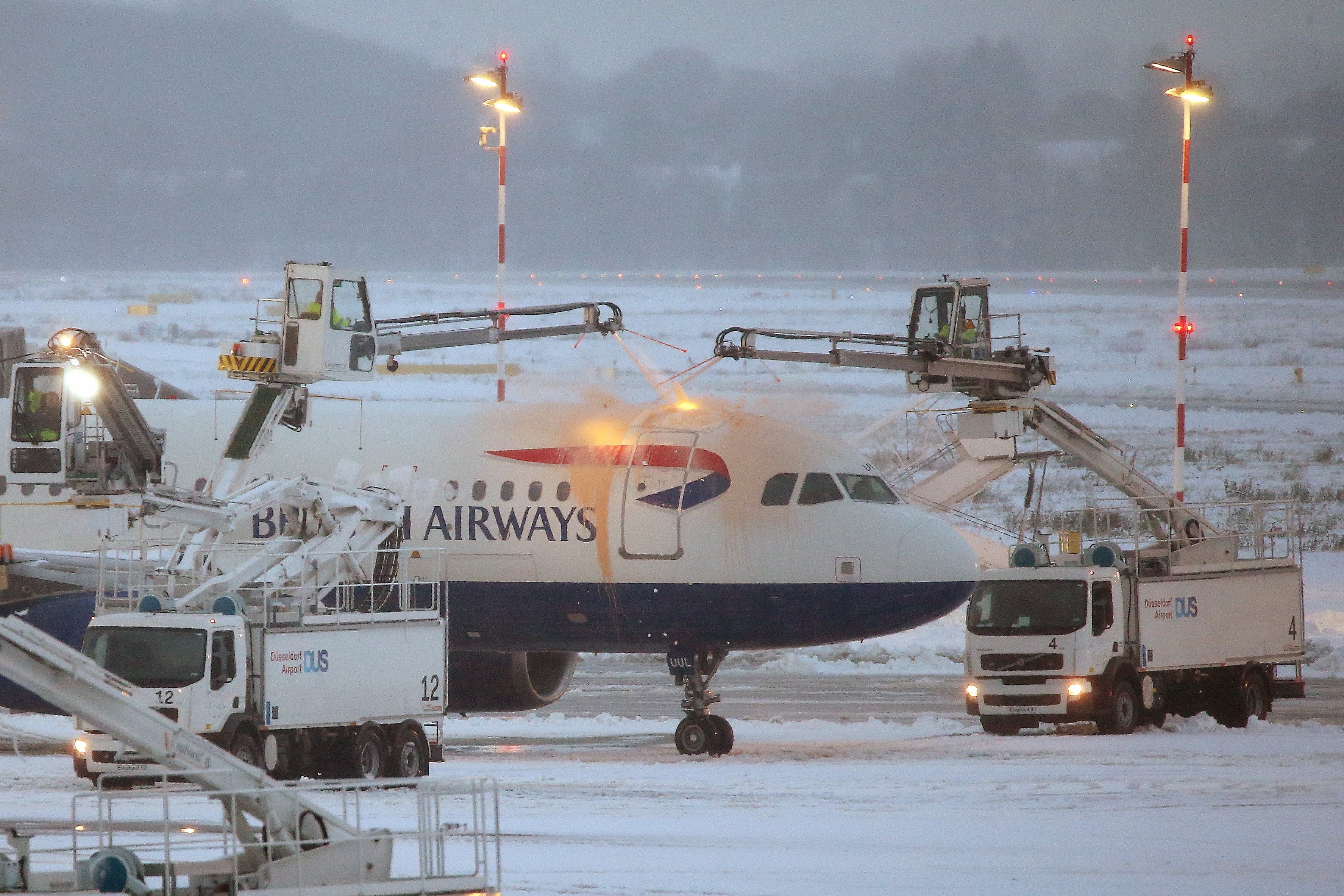 An aeroplane undergoes de-icing before taking off at the Düsseldorf Airport in Düsseldorf, Germany, 10 December 2017. Photo: David Young/dpa (Photo by David Young/picture alliance via Getty Images)