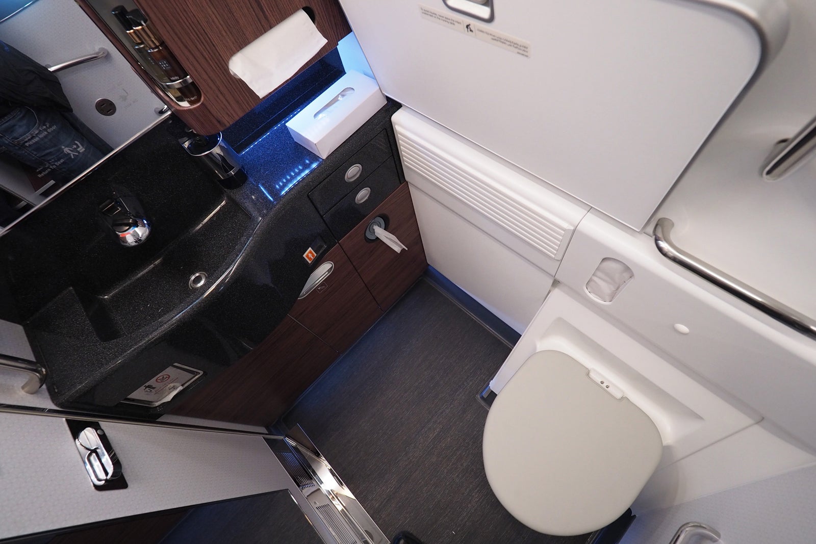 The lav as seen on Qatar Airways. (Photo by Zach Honig/The Points Guy)