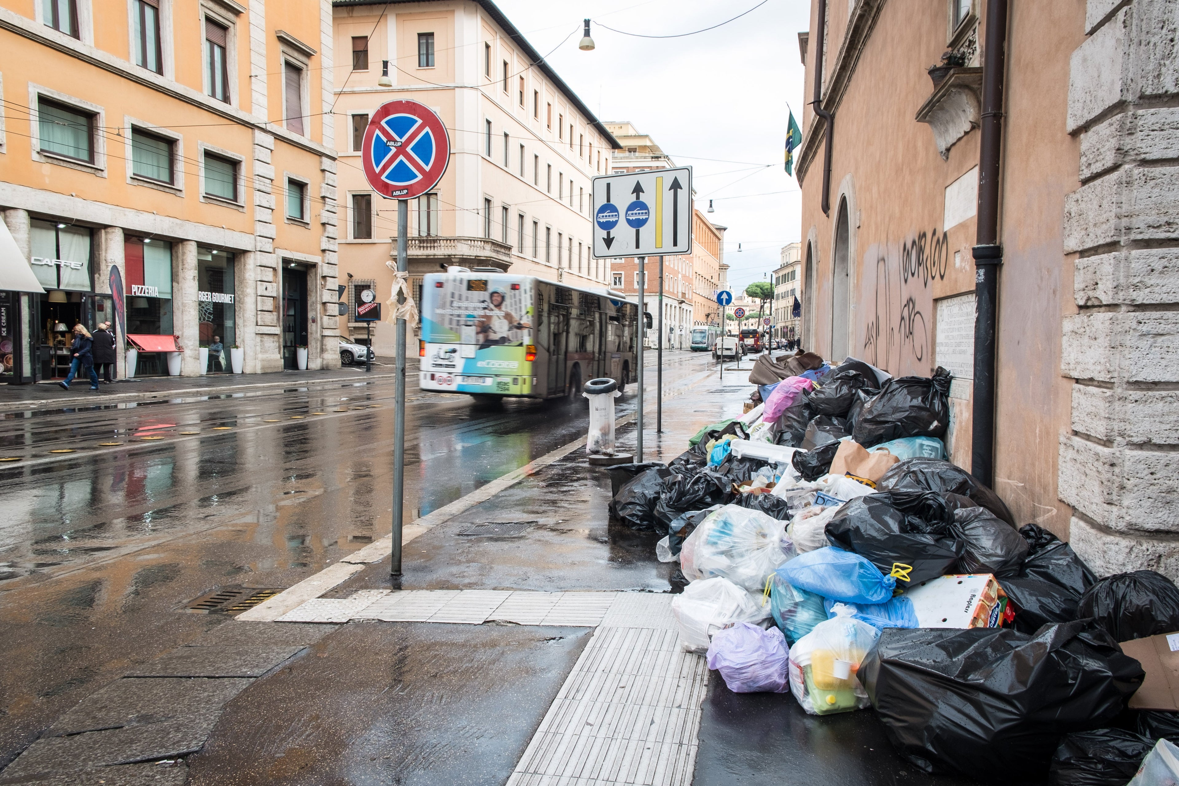 Street 'delle Botteghe Oscure' in Rome, Italy, on 5 November 2018 invaded by waste to 24-hour strike in Ama: at risk the collection of urban waste in the capital. The abstention from work was promoted by the unions Fp Cgil, Fit Cisl and Fiadel following the failure to approve the Ama budget by the Capitol on November 5, 2018 in Rome, Italy. (Photo by Andrea Ronchini/NurPhoto via Getty Images)