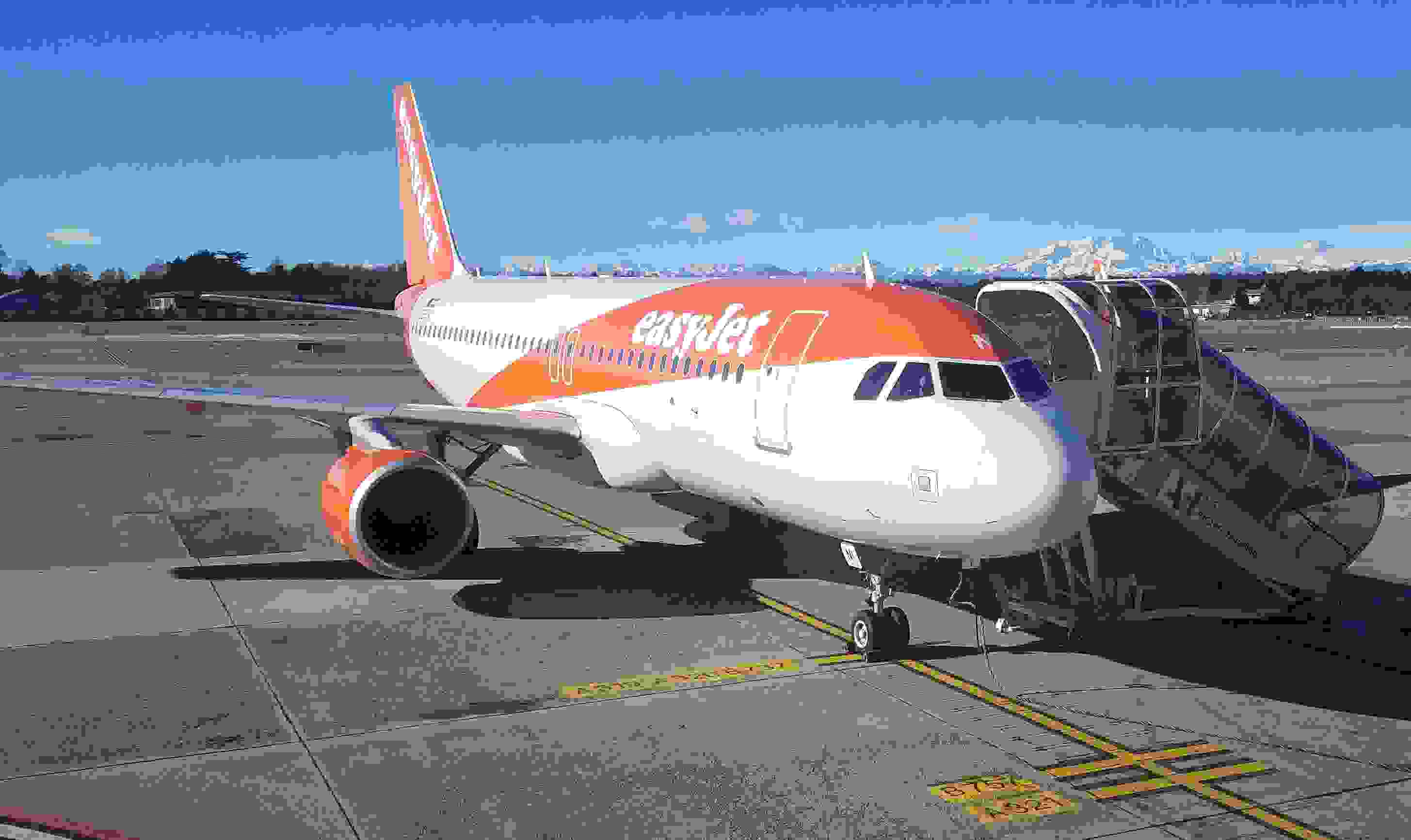 An EasyJet Airbus A320 bearing an Austrian registration at Milan's Malpensa airport, January 2019 (Photo by Alberto Riva/TPG)