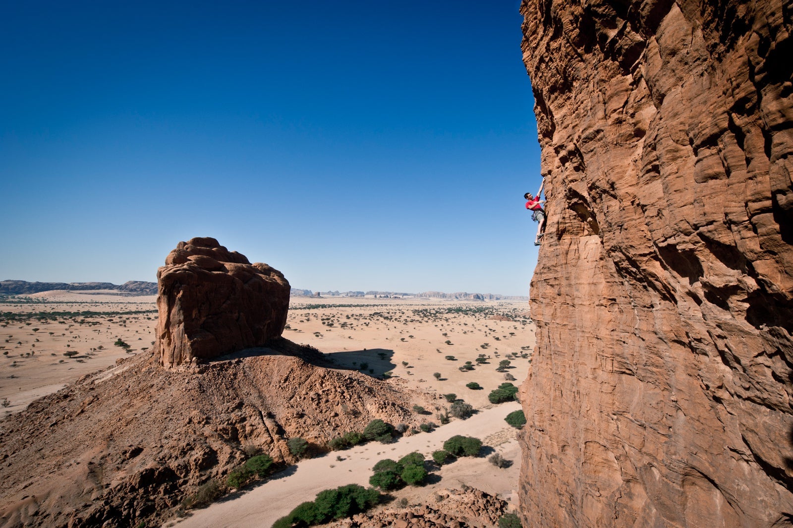 Alex Honnold climbing the Arch of Bishekele in the Ennedi desert in Chad. (Photo by Jimmy Chin/Barcroft Media/Getty Images)