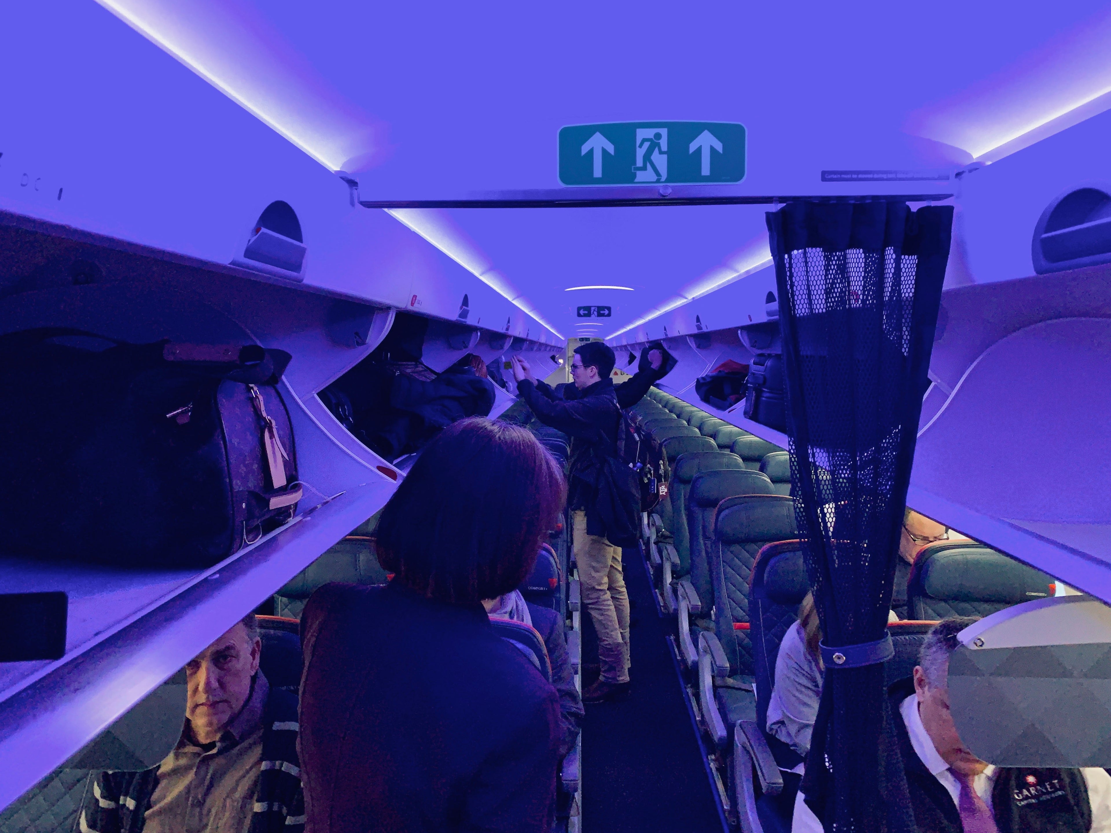 delta a220 overhead bins open