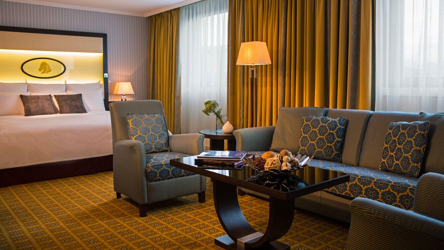Imperial-Riding-School-Renaissance-Vienna-Hotel-junior-suite