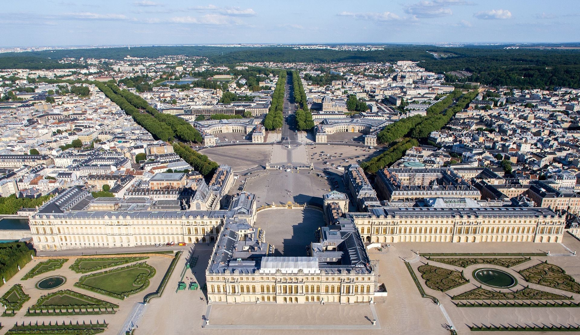 Chateau de Versailles from up above. Photo by Toucanwings/ Wikipedia.