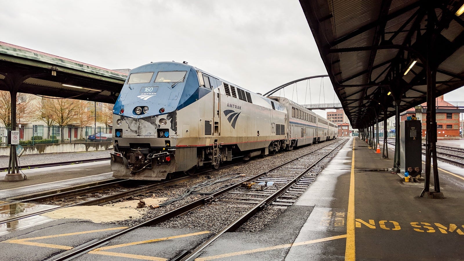 amtrak-empire-builder-KGenter-portland-boarding