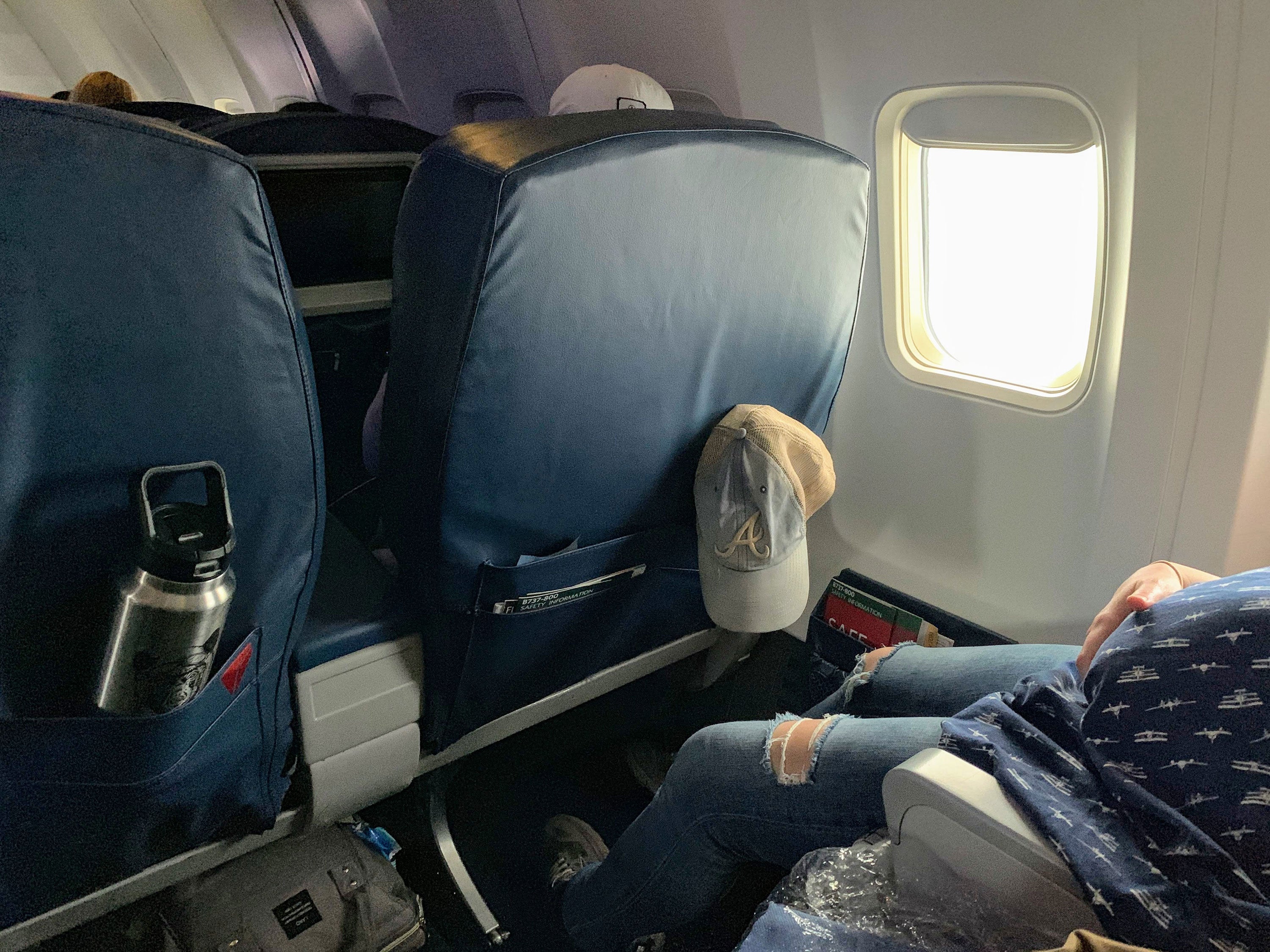 delta-737-800-bulkhead-row-flying-family-infant-newborn-baby